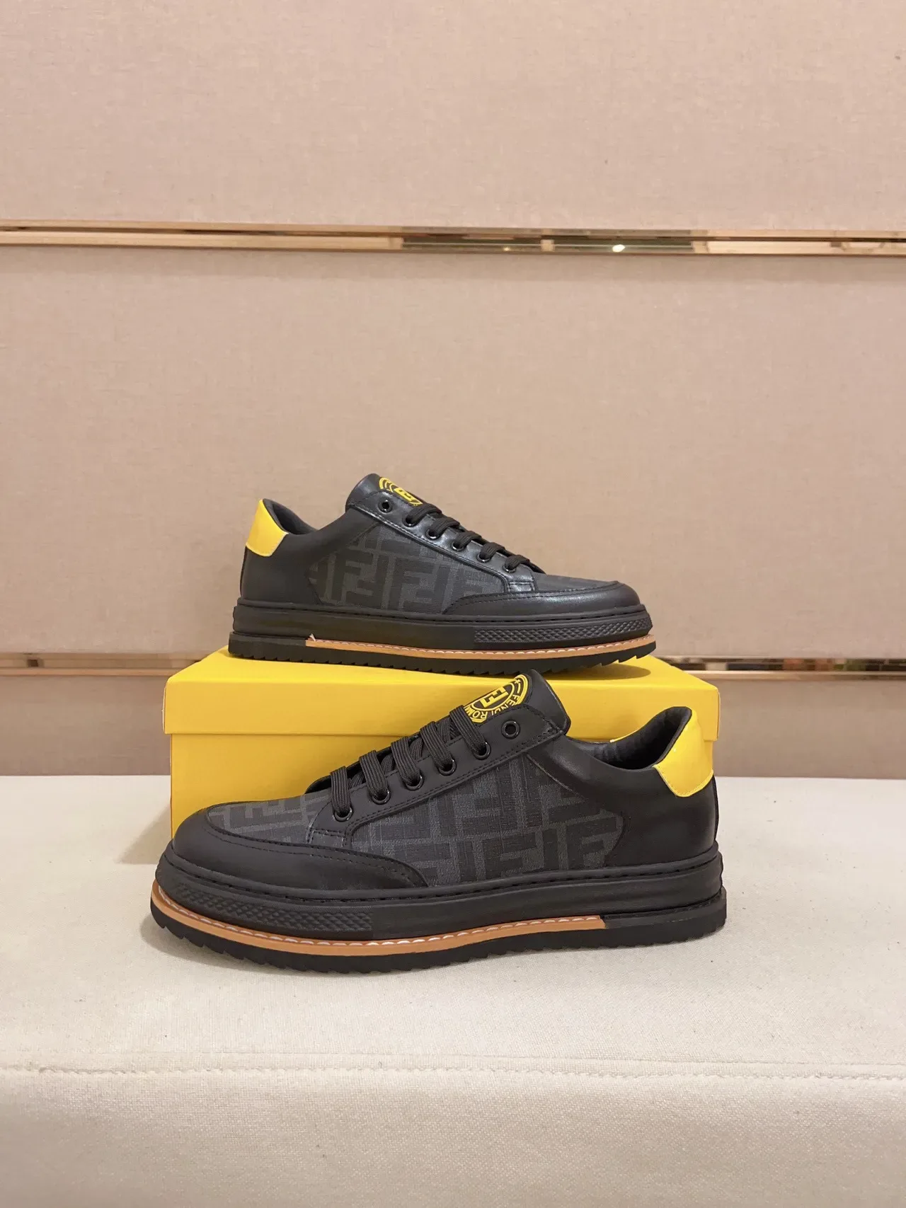 Fendi Zapatillas Lifestyle Negro y Amarillo de Cuero Panelado Low-Top 4