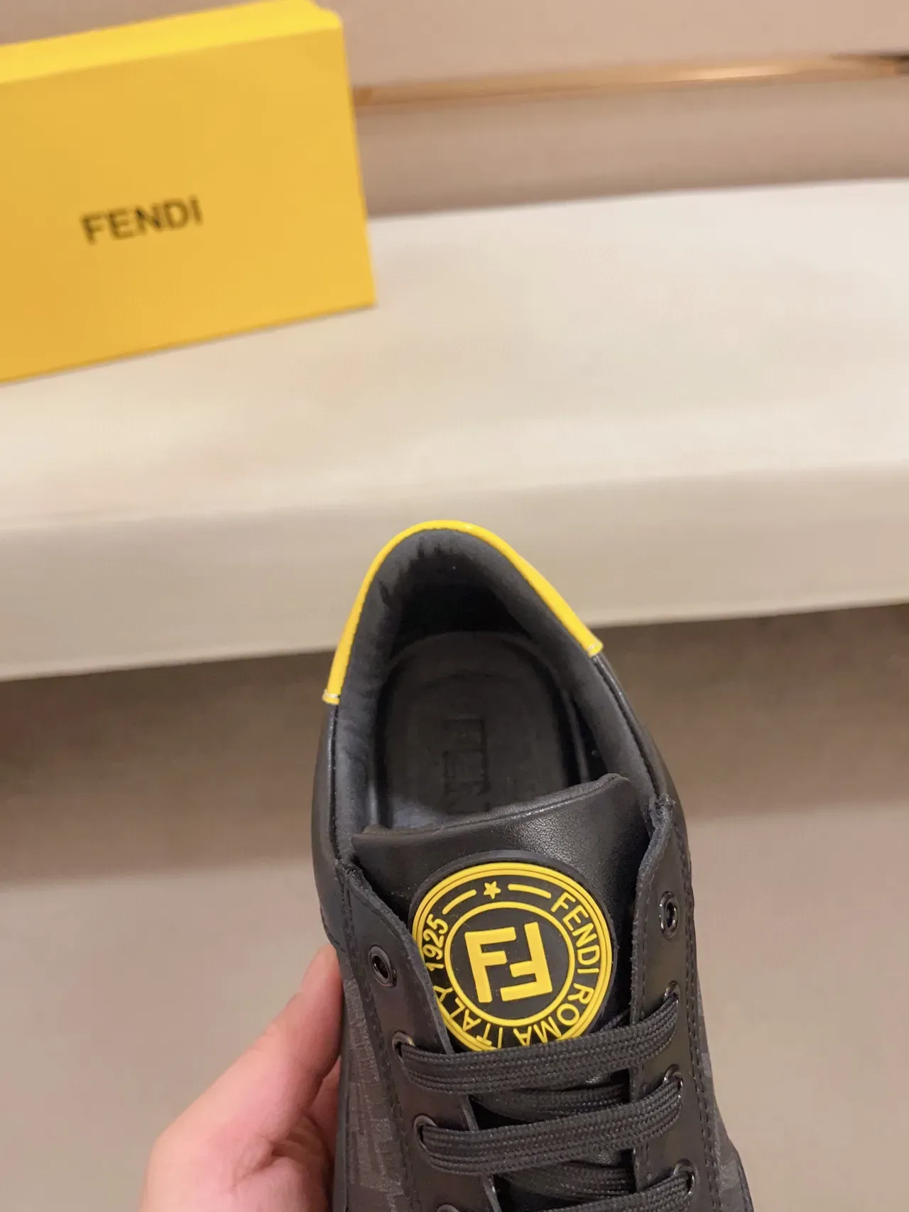 Fendi Zapatillas Lifestyle Negro y Amarillo de Cuero Panelado Low-Top 5