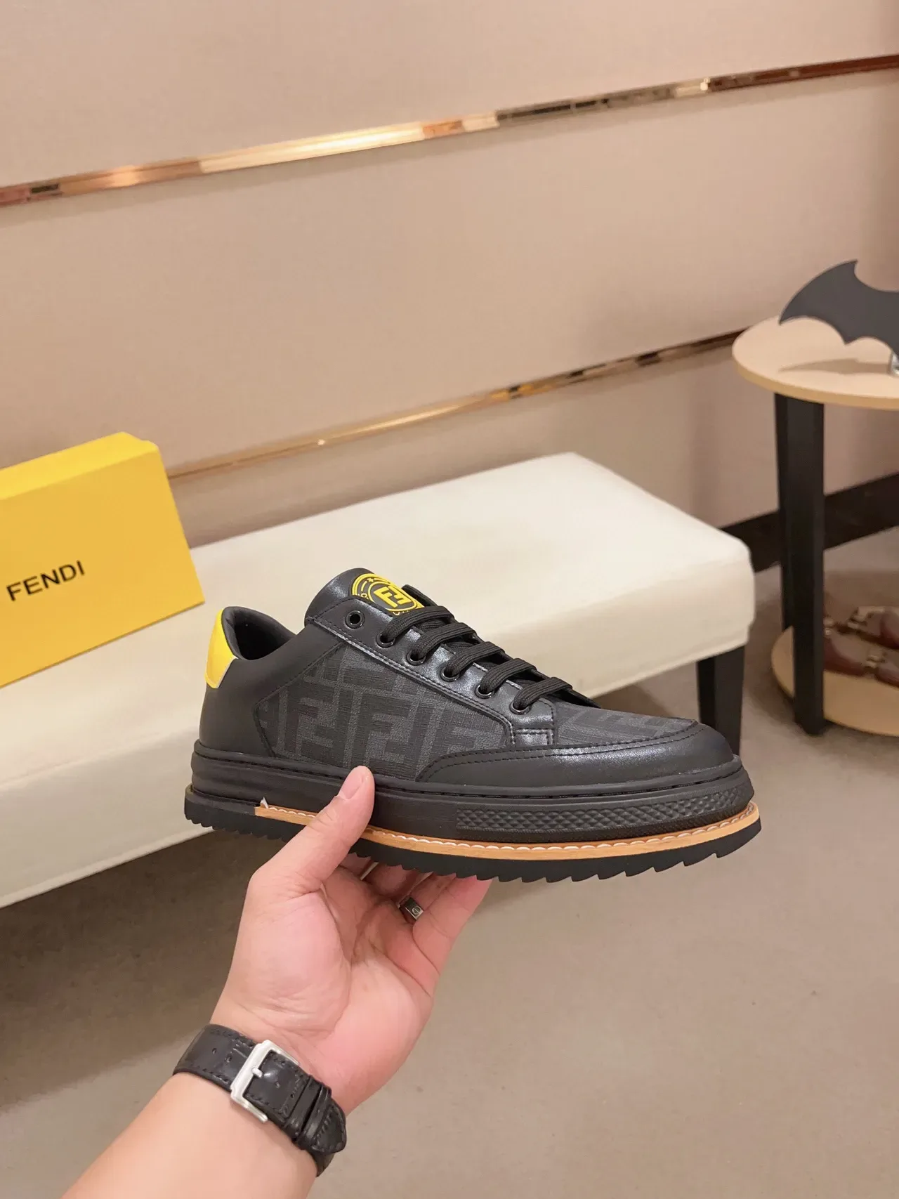 Fendi Zapatillas Lifestyle Negro y Amarillo de Cuero Panelado Low-Top 7