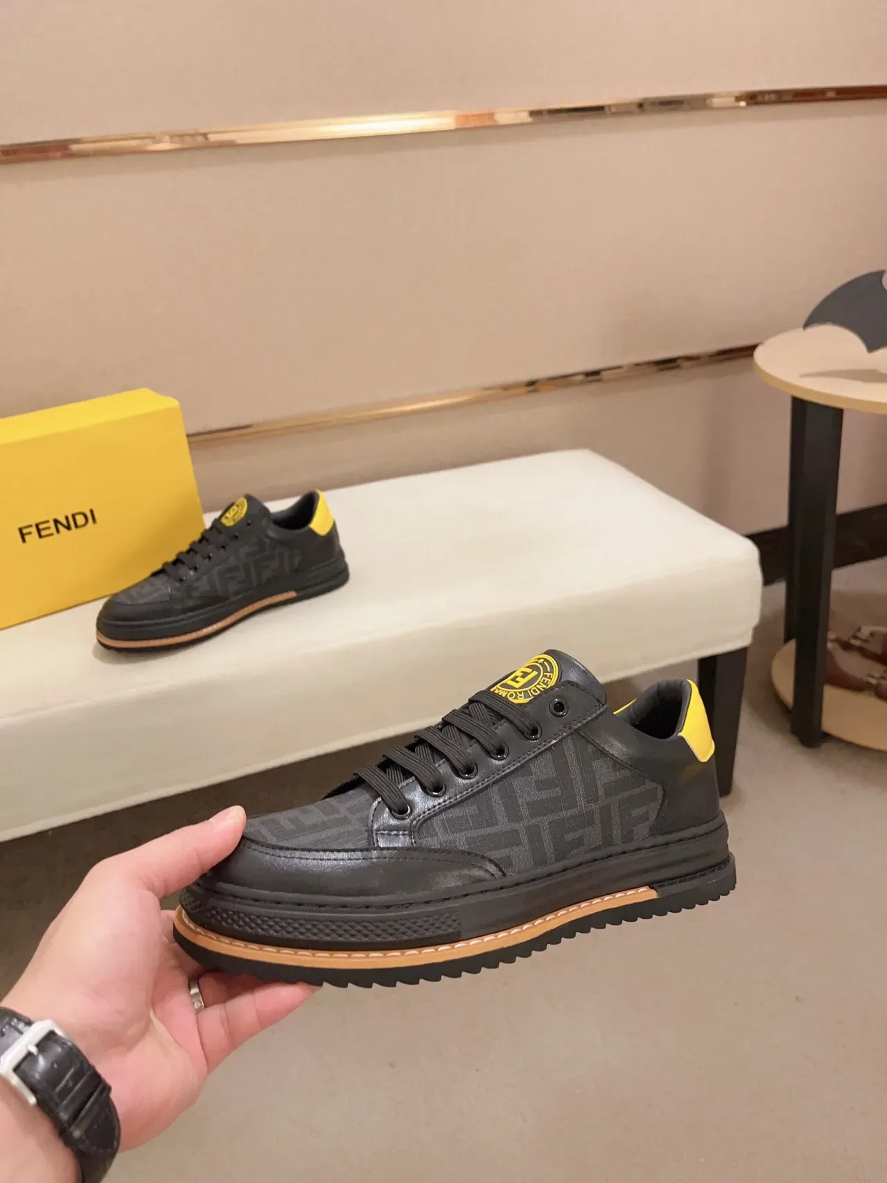 Fendi Zapatillas Lifestyle Negro y Amarillo de Cuero Panelado Low-Top 8