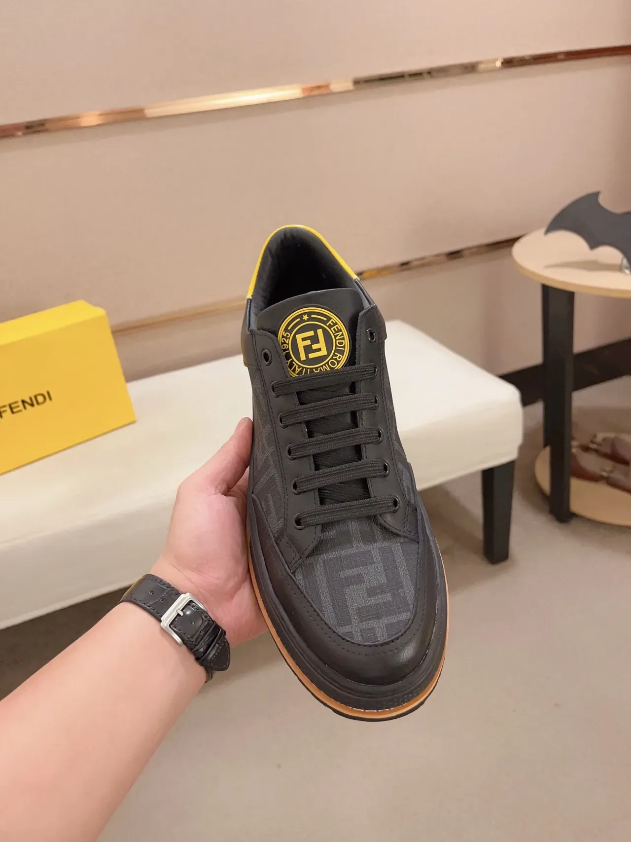 Fendi Zapatillas Lifestyle Negro y Amarillo de Cuero Panelado Low-Top 9