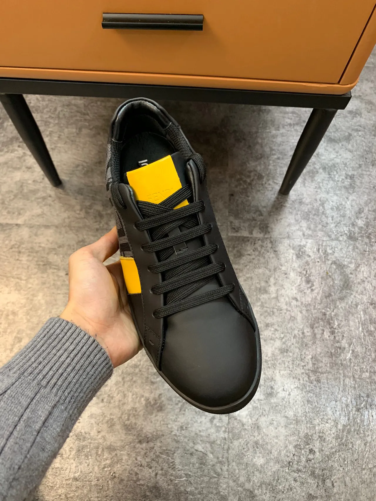 Fendi Sneakers Lifestyle en cuir noir jaune monogrammé, color-blocké avec rayure latérale 7