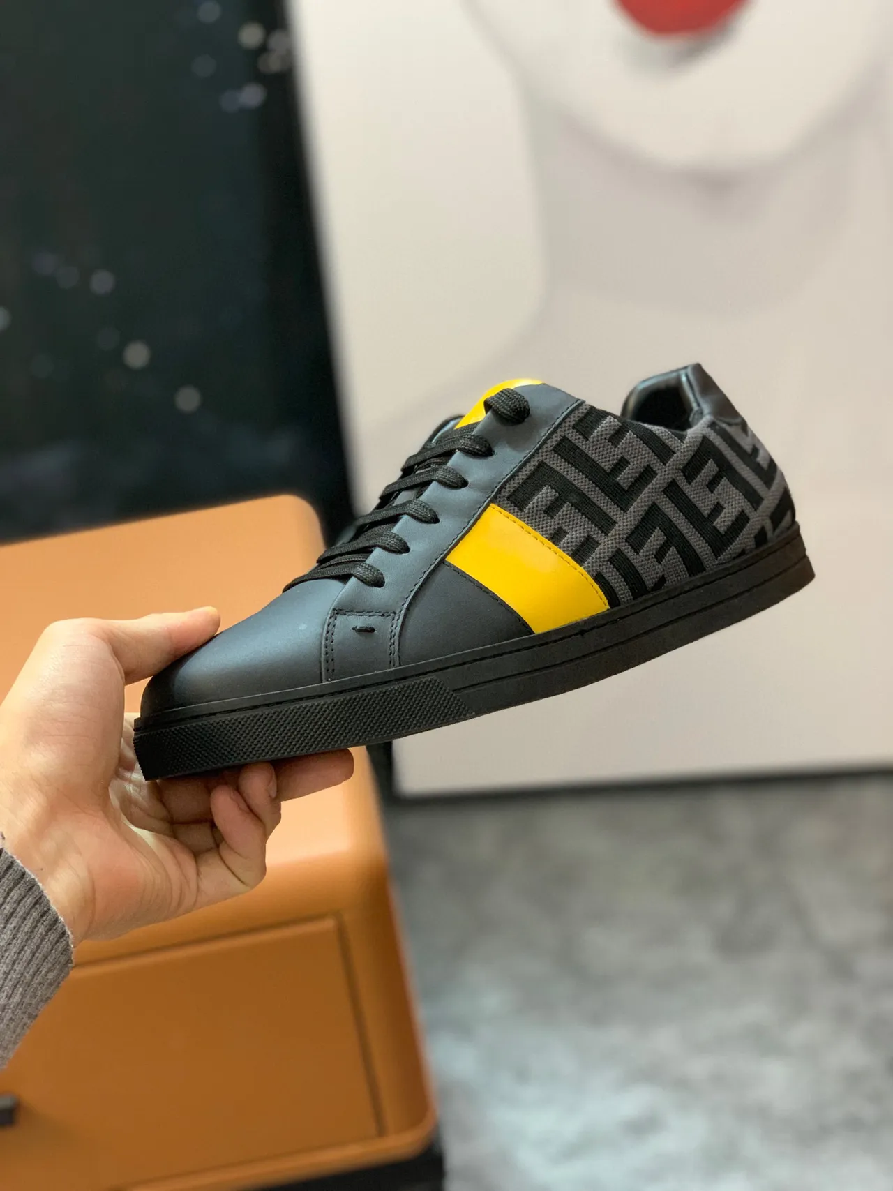 Fendi Sneakers Lifestyle en cuir noir jaune monogrammé, color-blocké avec rayure latérale 8