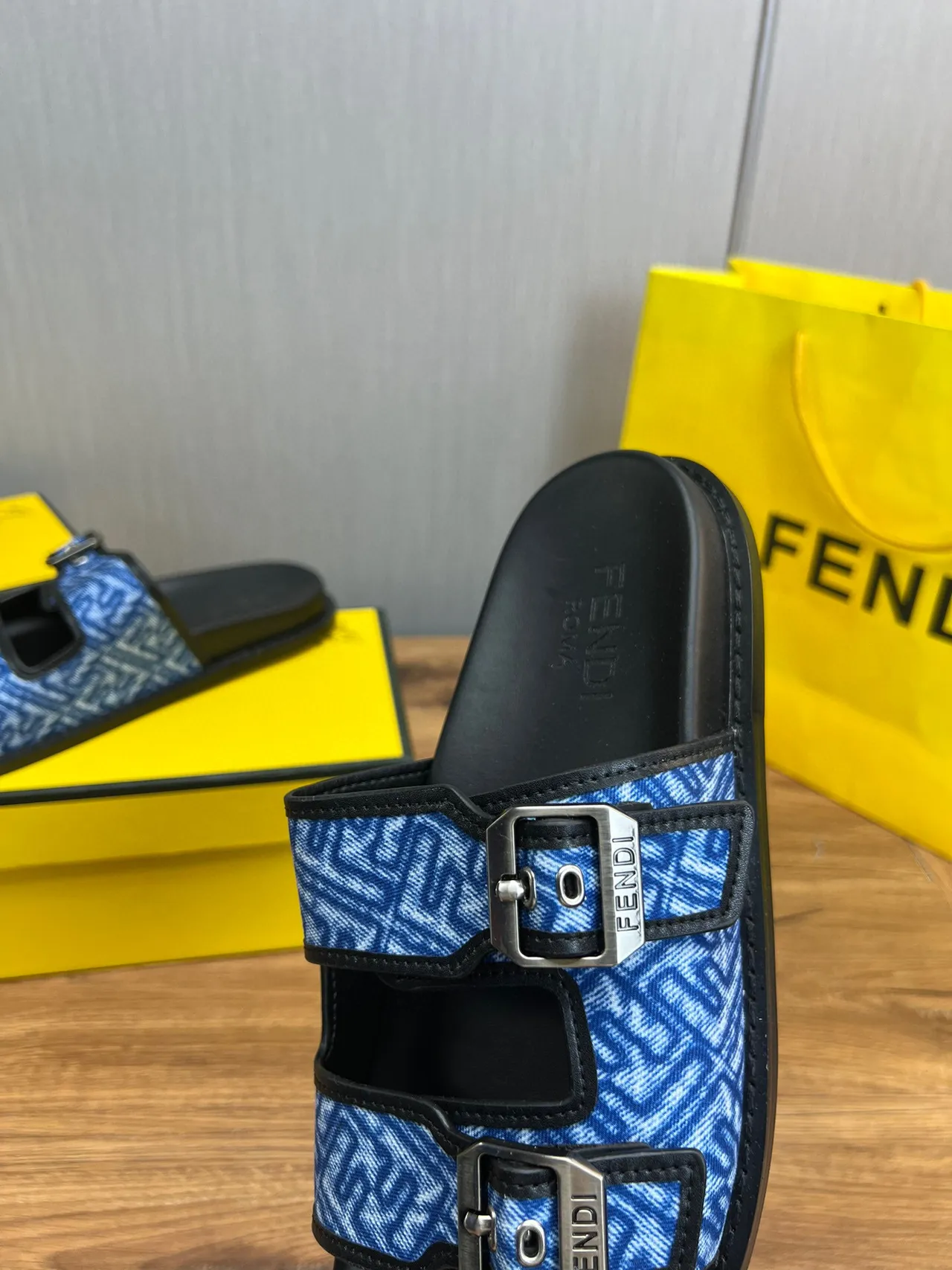 Fendi Mules à boucle bleu en Jacquard plates 10