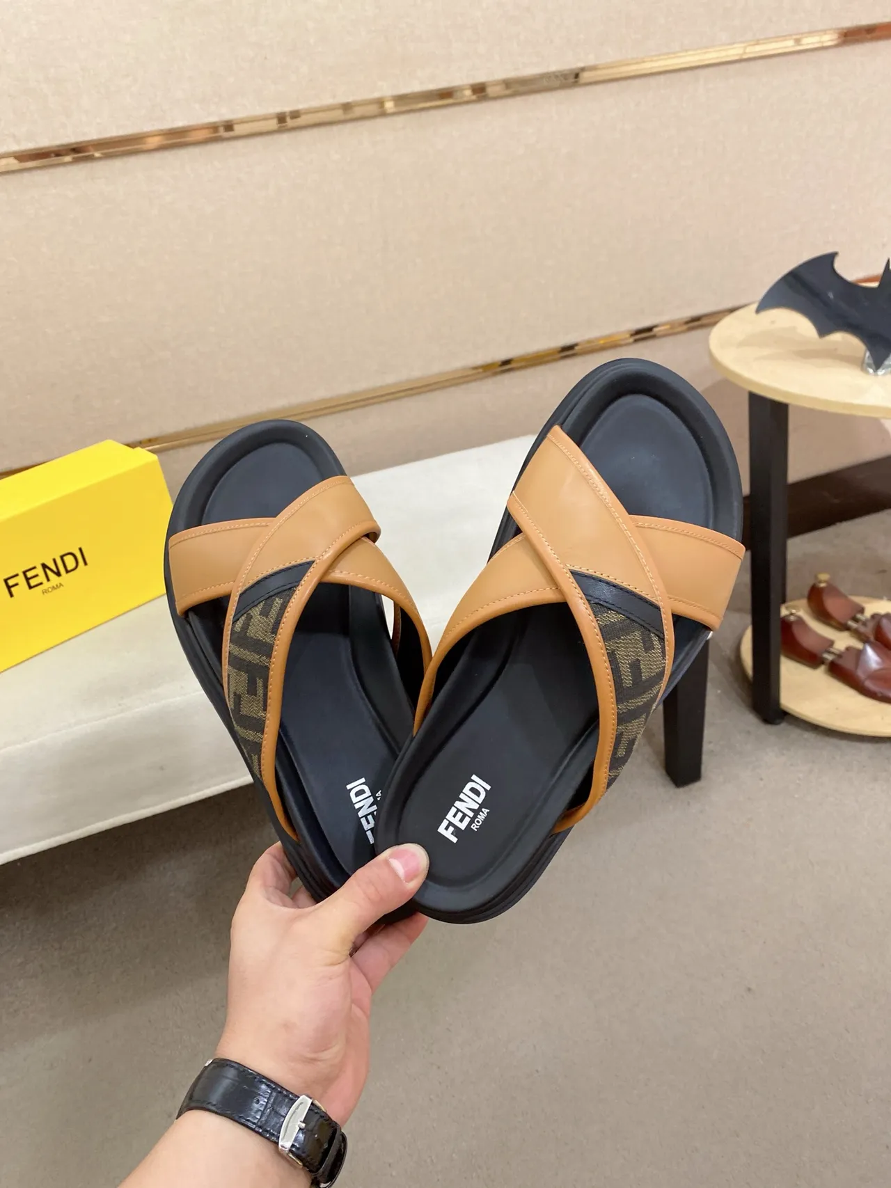 Fendi Sandália de Tiras Cruzadas Preto Bege Sola Plataforma 3