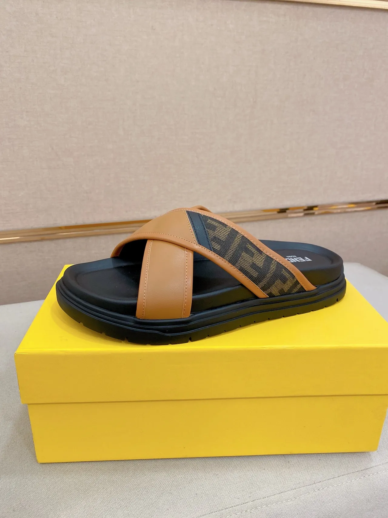 Fendi Sandália de Tiras Cruzadas Preto Bege Sola Plataforma 4