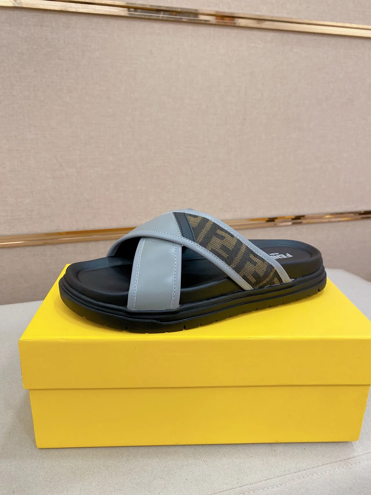 Fendi Sandália de Tiras Cruzadas Preto Bege Sola Plataforma 6