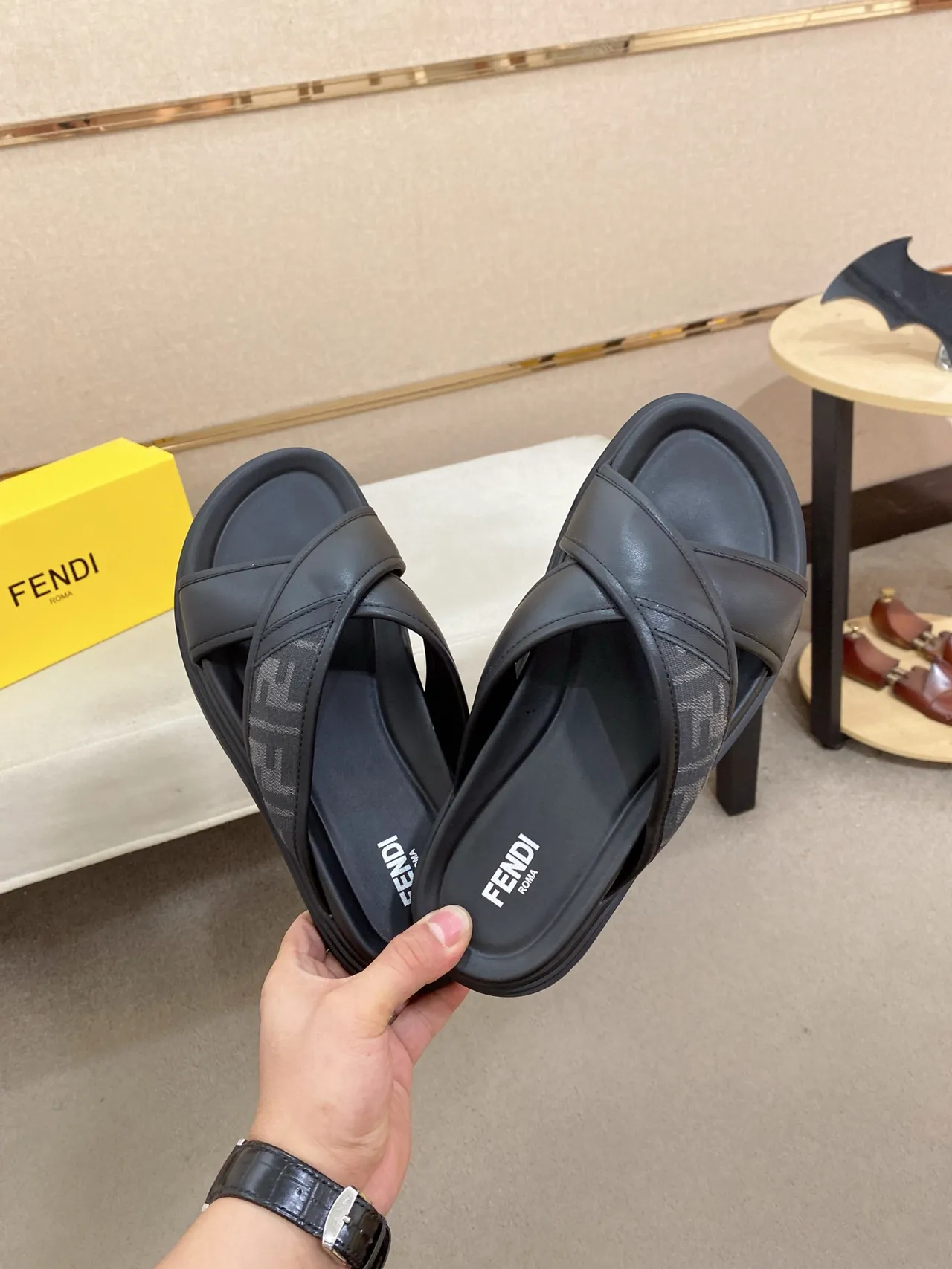 Fendi Sandália de Tiras Cruzadas Preto Bege Sola Plataforma 7