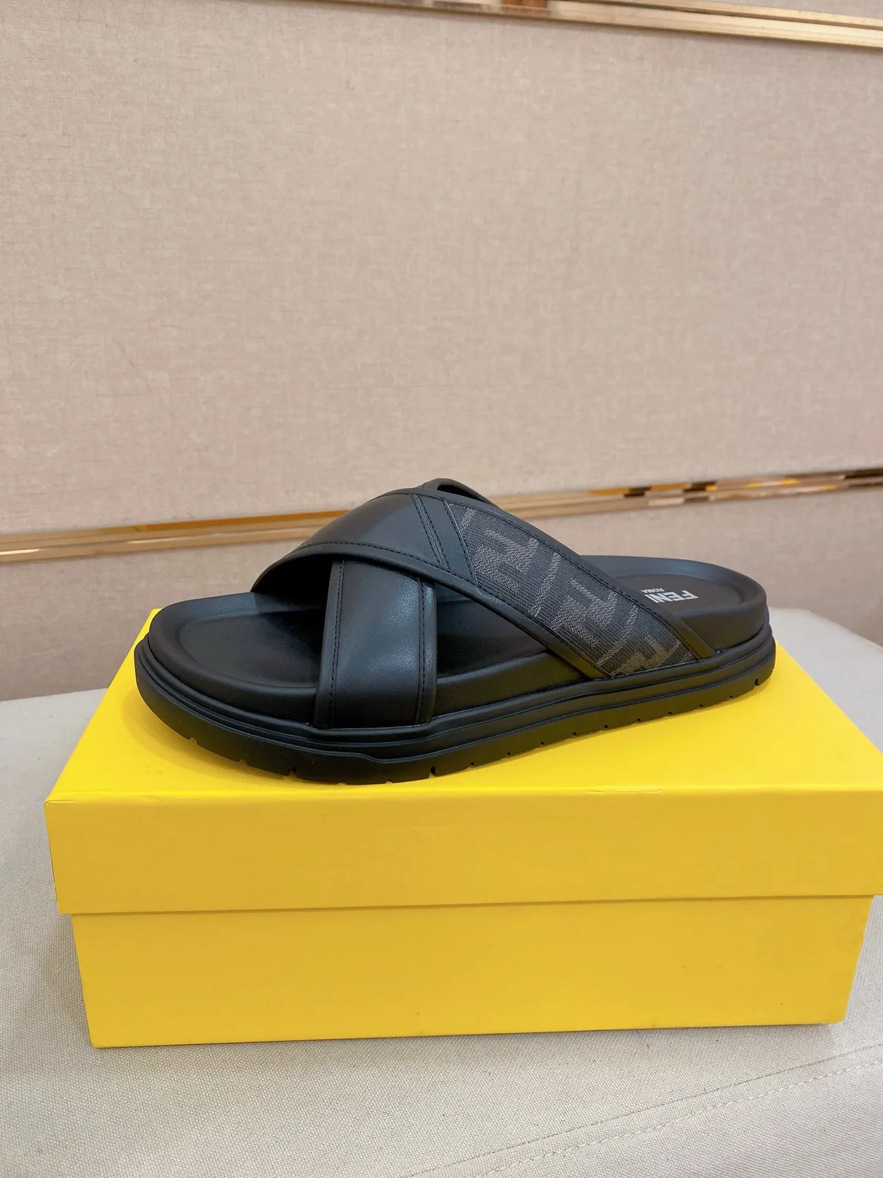 Fendi Sandália de Tiras Cruzadas Preto Bege Sola Plataforma 8