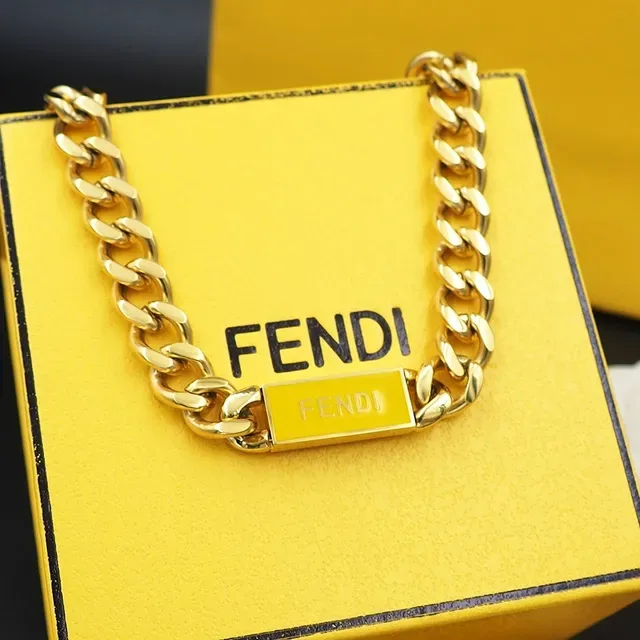 Collier Fendi Chaîne Curb Or-Ton avec plaque branded 9