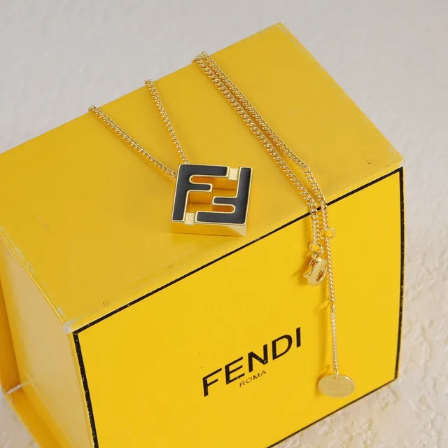 Fendi FF Logo এবং Logo Charm গোল্ড টোন নেকলেস 5