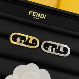 Fendi FF Logo क्रिस्टल-एम्बेलिश्ड ओवल ब्रोच