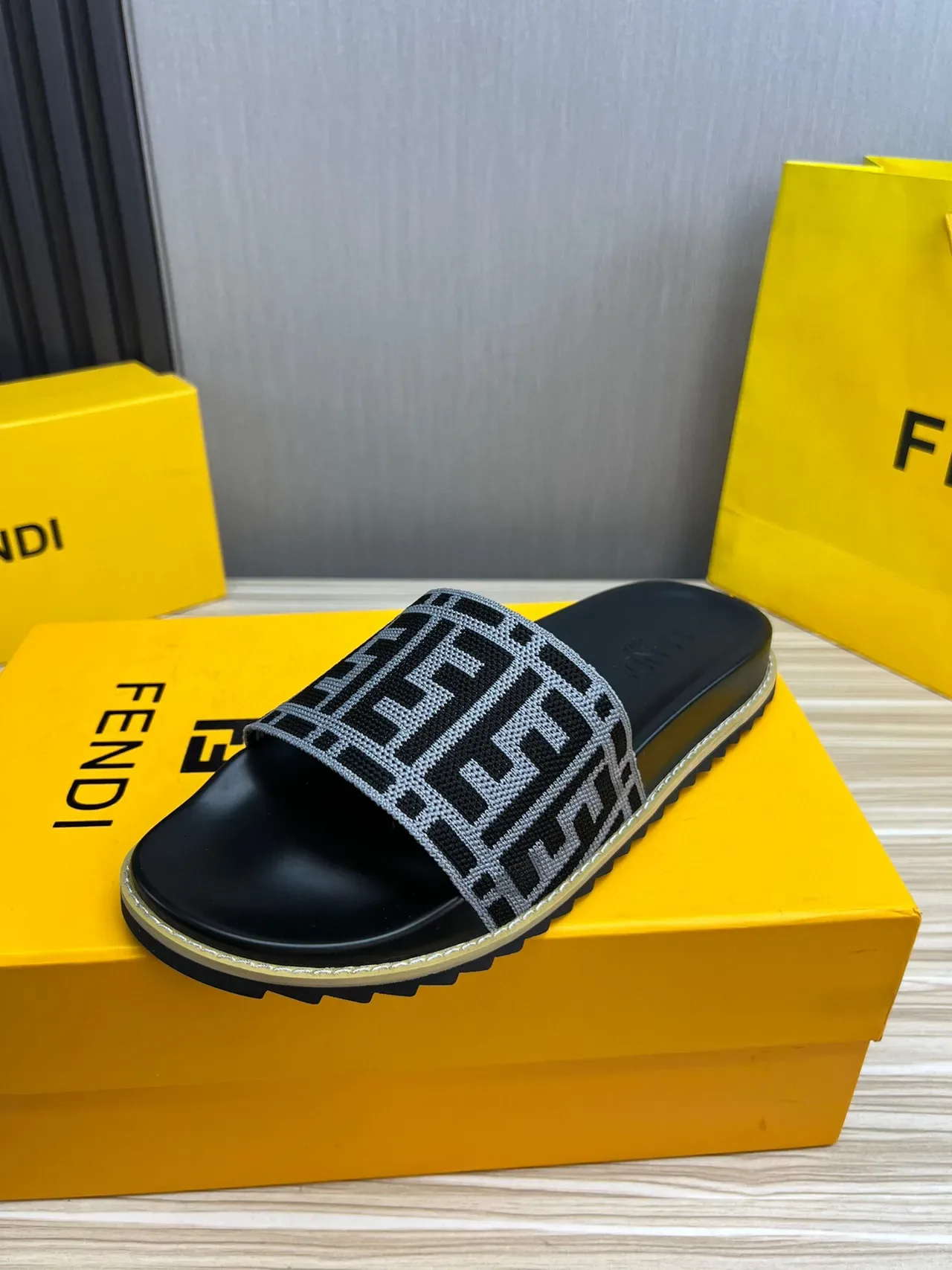 Fendi FF Logo Slide কালো ধূসর বোনা মোনোগ্রাম স্ট্র্যাপ মোল্ডেড রাবার সোল চপ্পল 2