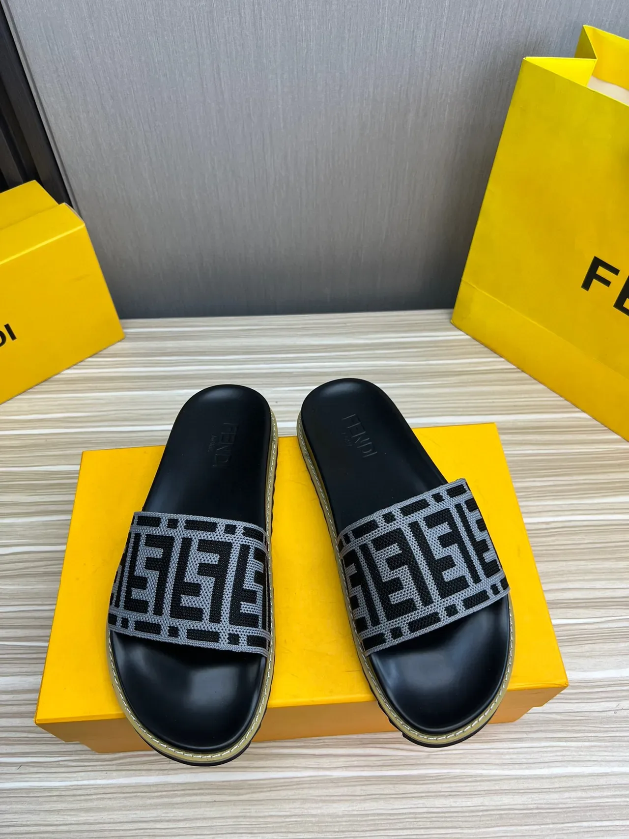 Fendi FF Logo Slide কালো ধূসর বোনা মোনোগ্রাম স্ট্র্যাপ মোল্ডেড রাবার সোল চপ্পল 3