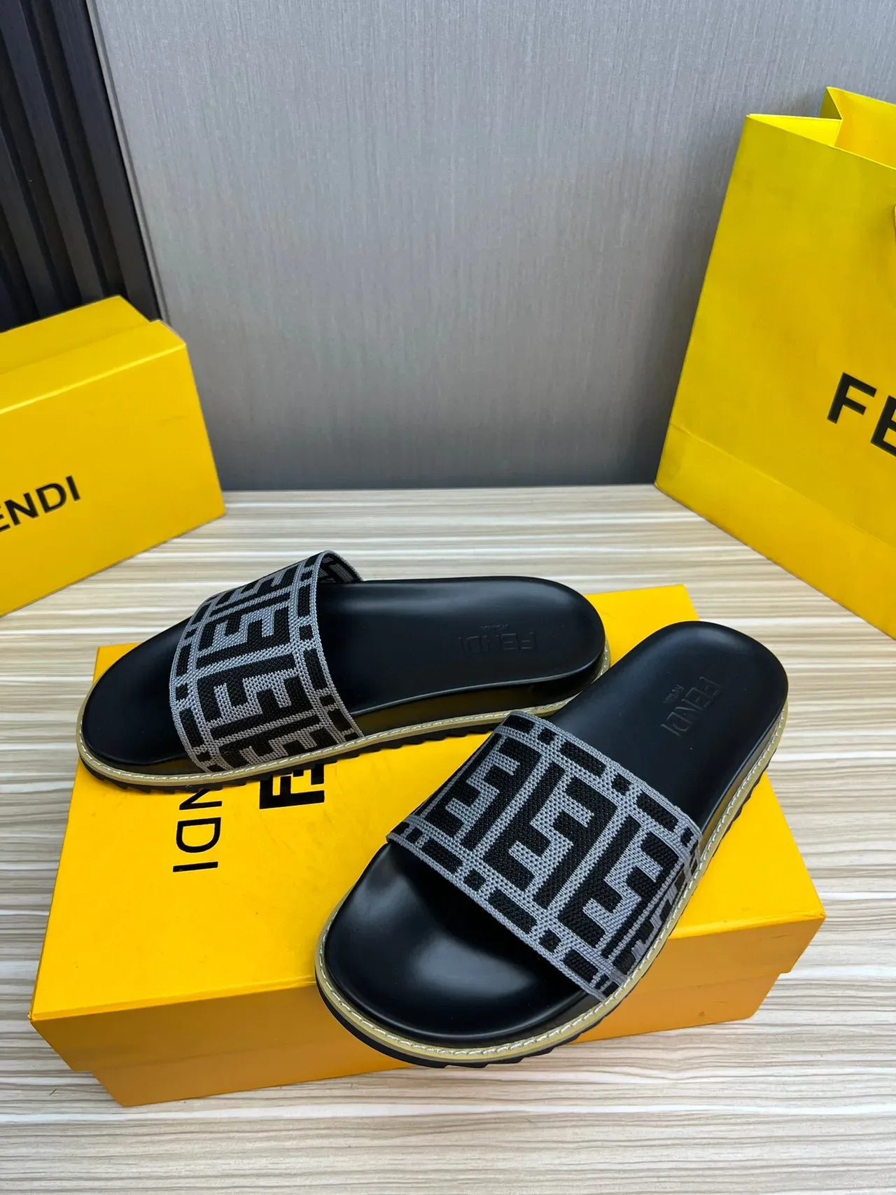 Fendi FF Logo Slide কালো ধূসর বোনা মোনোগ্রাম স্ট্র্যাপ মোল্ডেড রাবার সোল চপ্পল 4