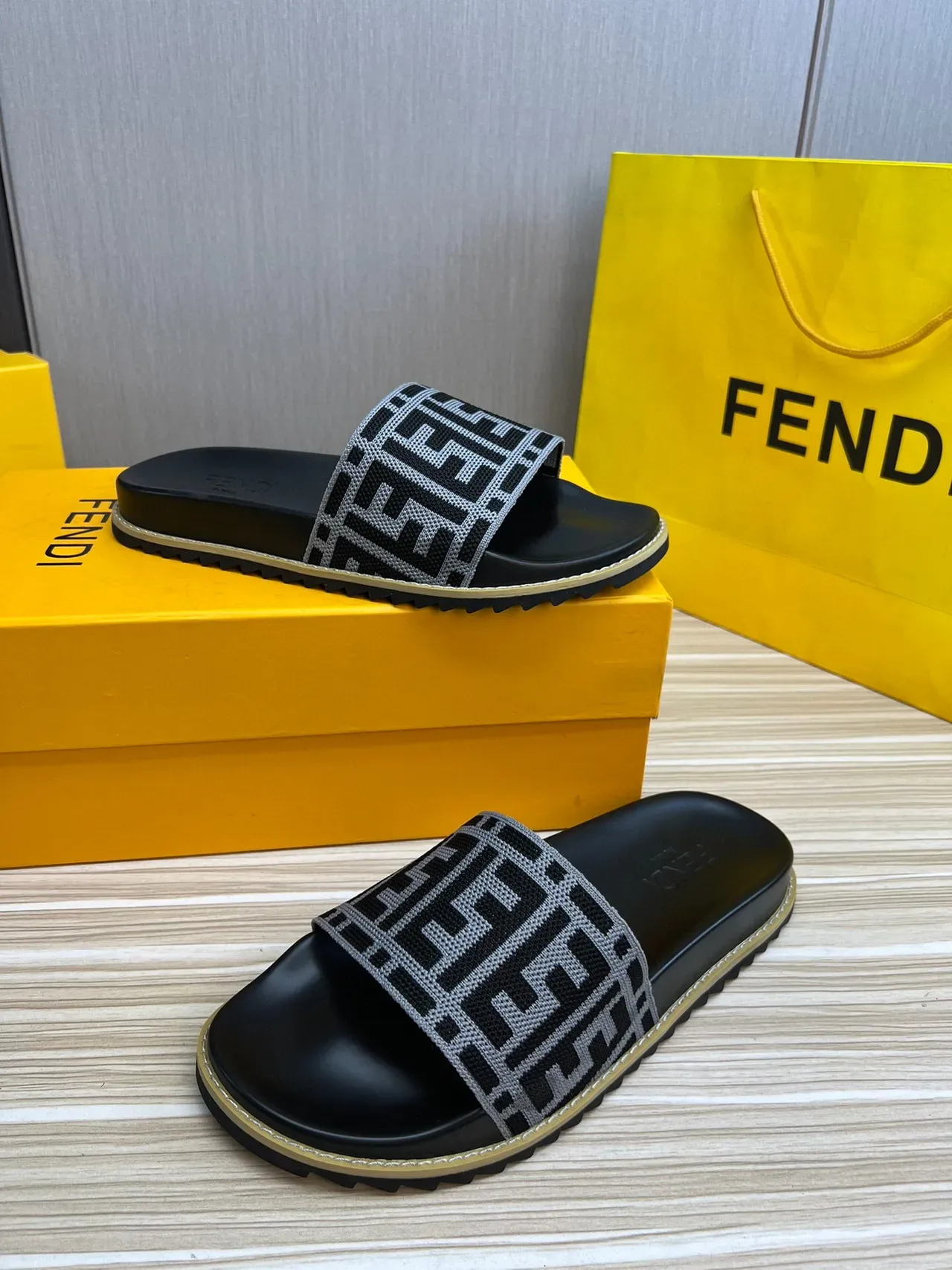 Fendi FF Logo Slide কালো ধূসর বোনা মোনোগ্রাম স্ট্র্যাপ মোল্ডেড রাবার সোল চপ্পল 5