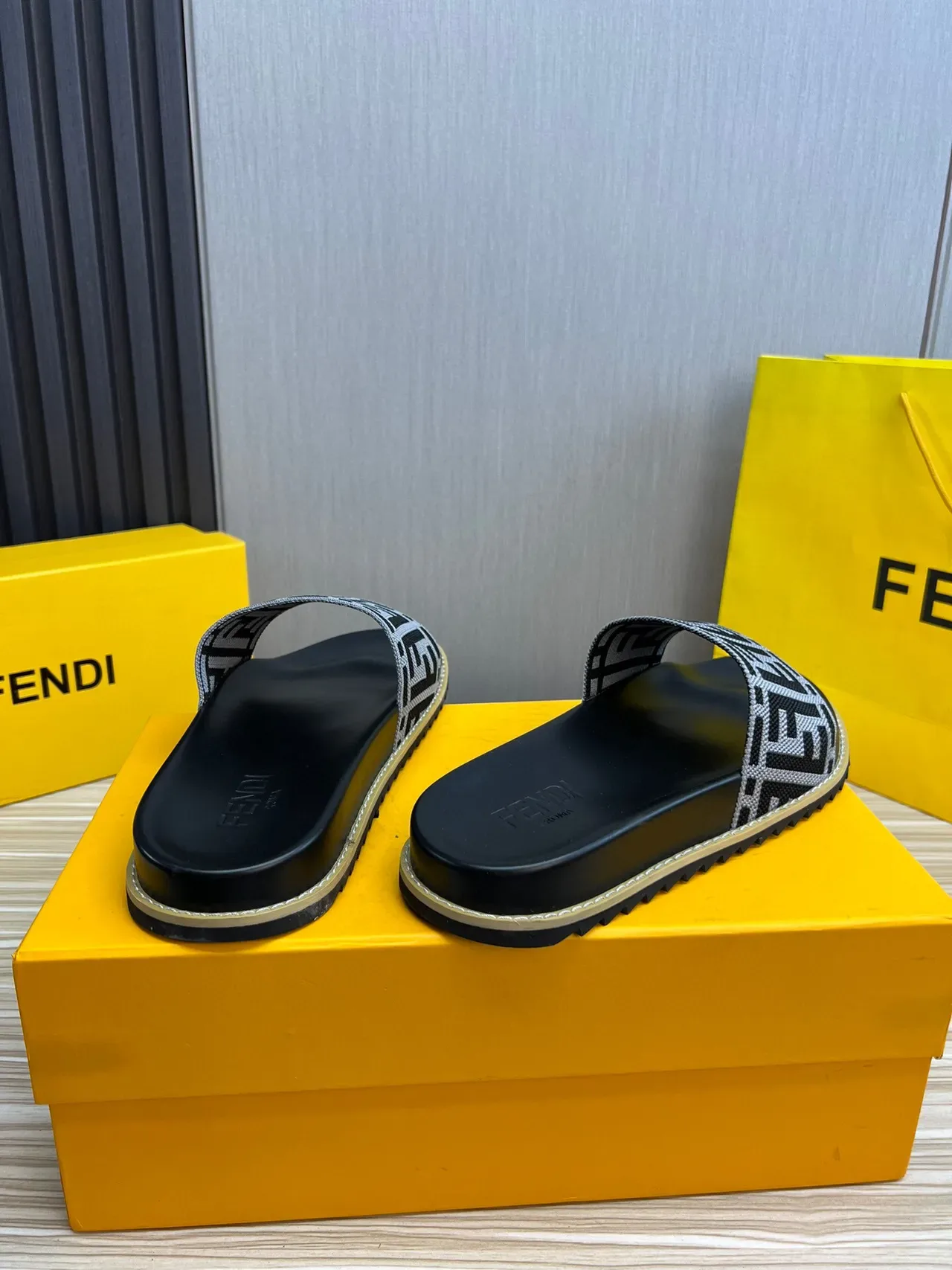 Fendi FF Logo Slide কালো ধূসর বোনা মোনোগ্রাম স্ট্র্যাপ মোল্ডেড রাবার সোল চপ্পল 6