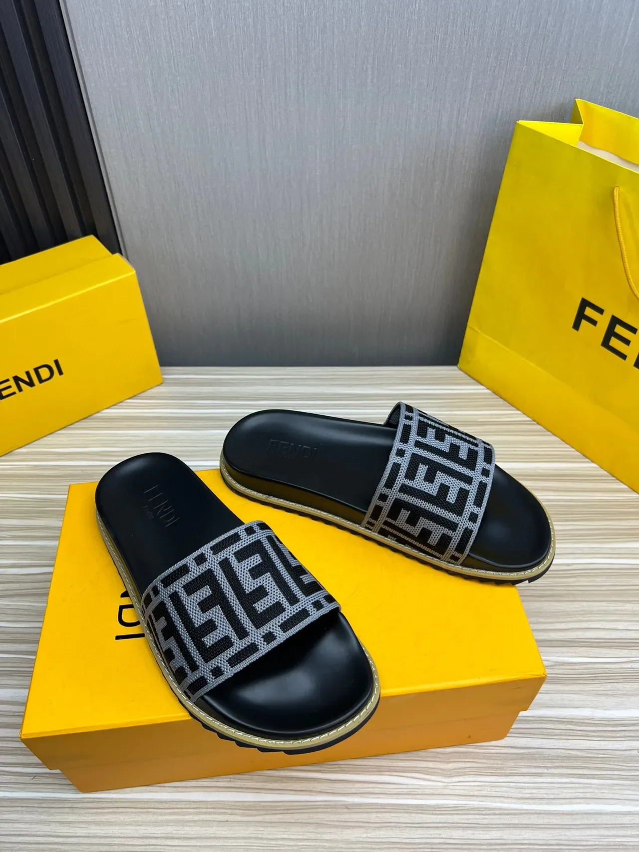Fendi FF Logo Slide কালো ধূসর বোনা মোনোগ্রাম স্ট্র্যাপ মোল্ডেড রাবার সোল চপ্পল 7