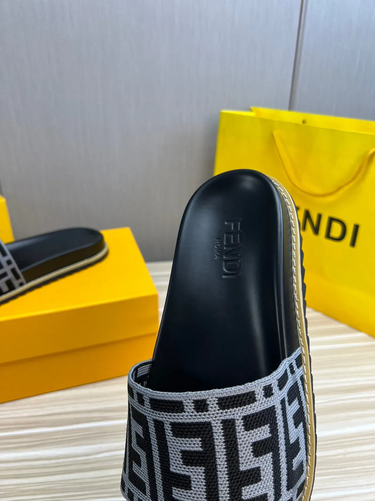 Fendi FF Logo Slide কালো ধূসর বোনা মোনোগ্রাম স্ট্র্যাপ মোল্ডেড রাবার সোল চপ্পল 8