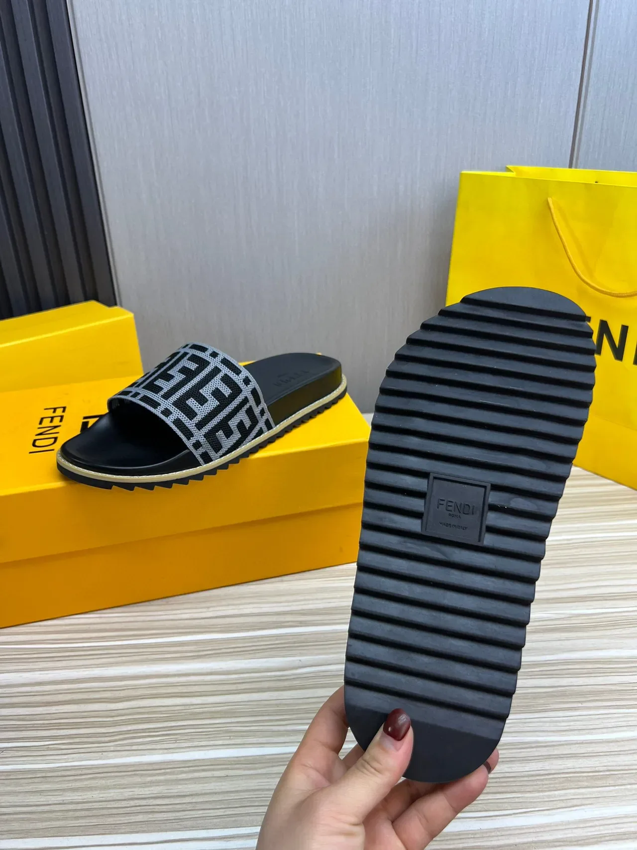 Fendi FF Logo Slide কালো ধূসর বোনা মোনোগ্রাম স্ট্র্যাপ মোল্ডেড রাবার সোল চপ্পল 9
