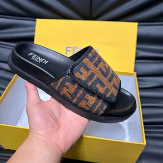 Fendi FF মোনোগ্রাম স্লাইড স্লিপার