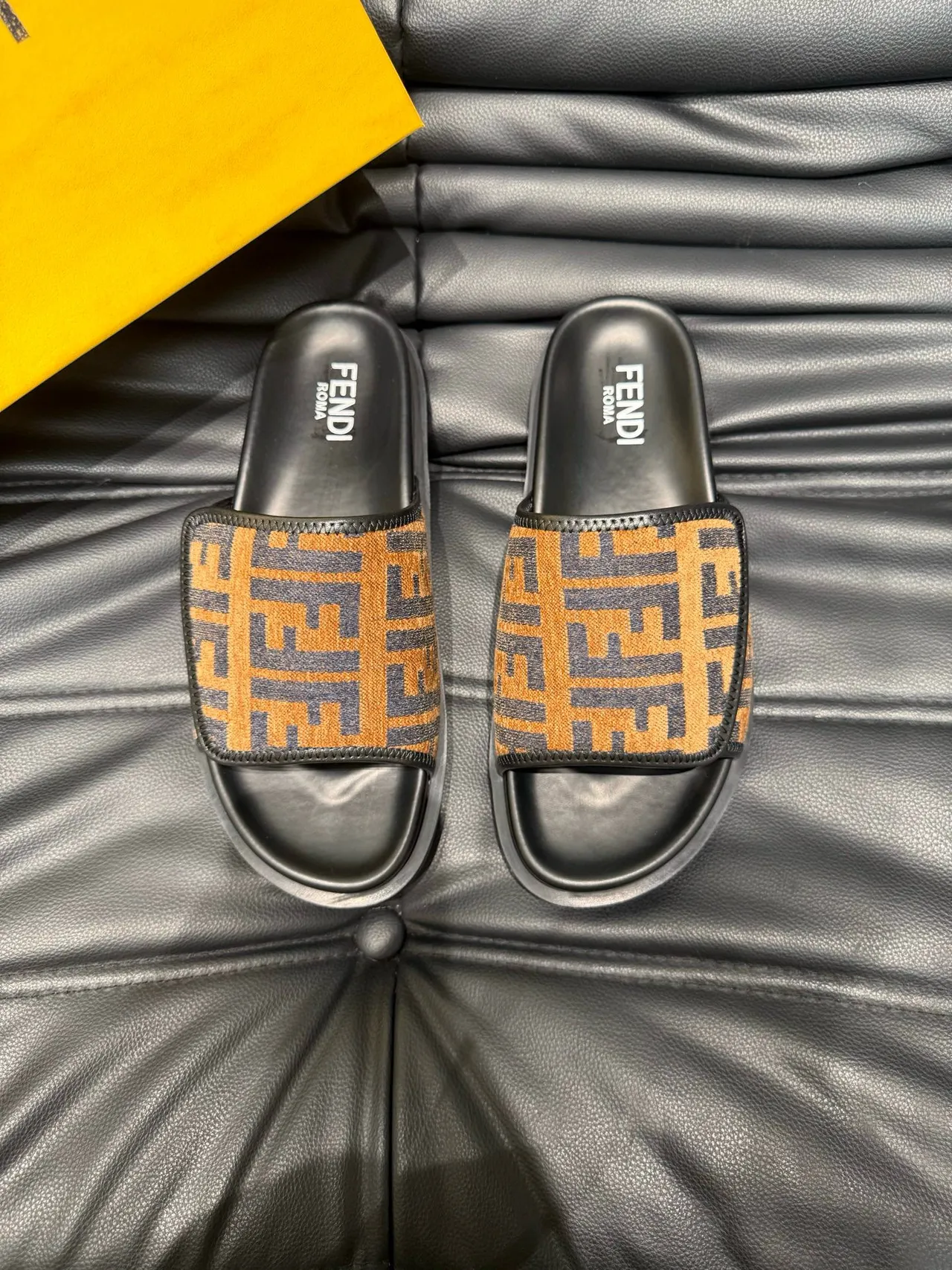 Fendi FF Monograma Zapatilla Deslizante 2