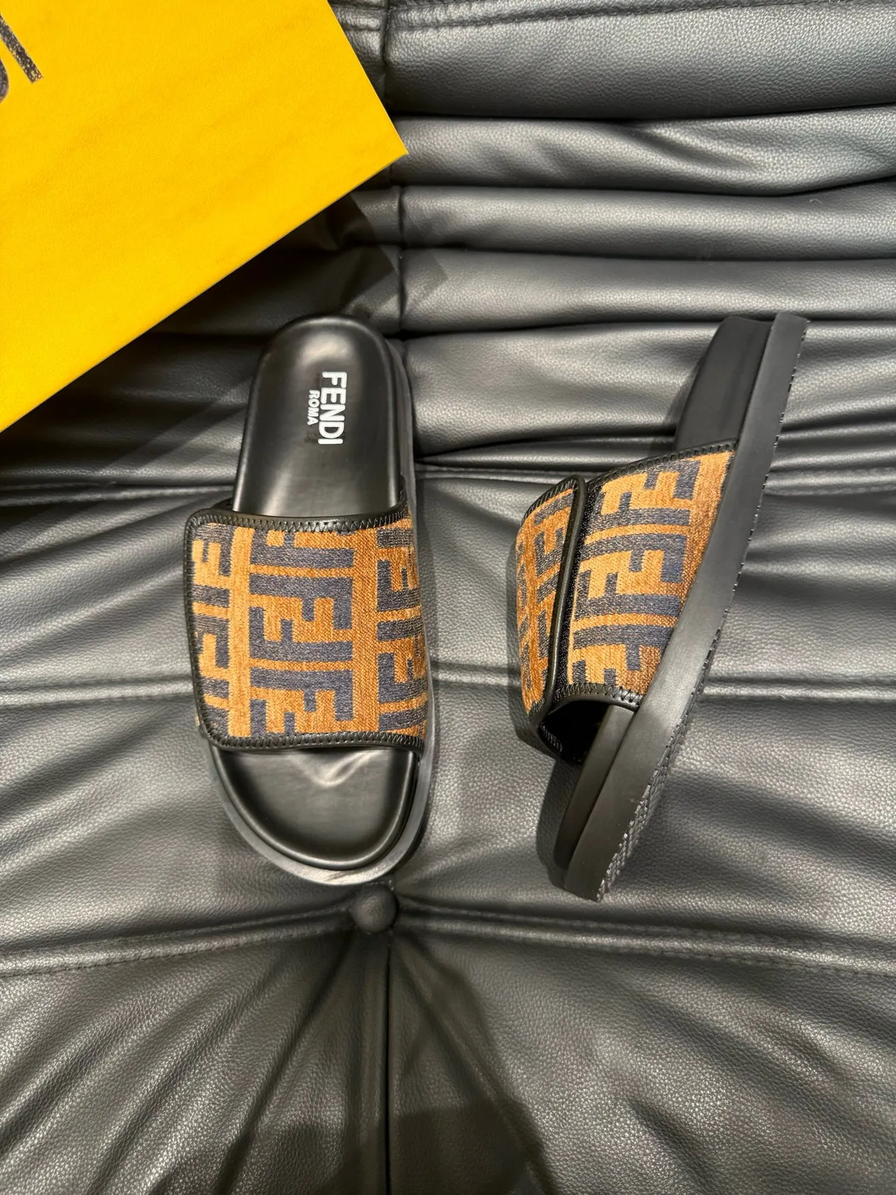 Fendi FF Monograma Zapatilla Deslizante 3