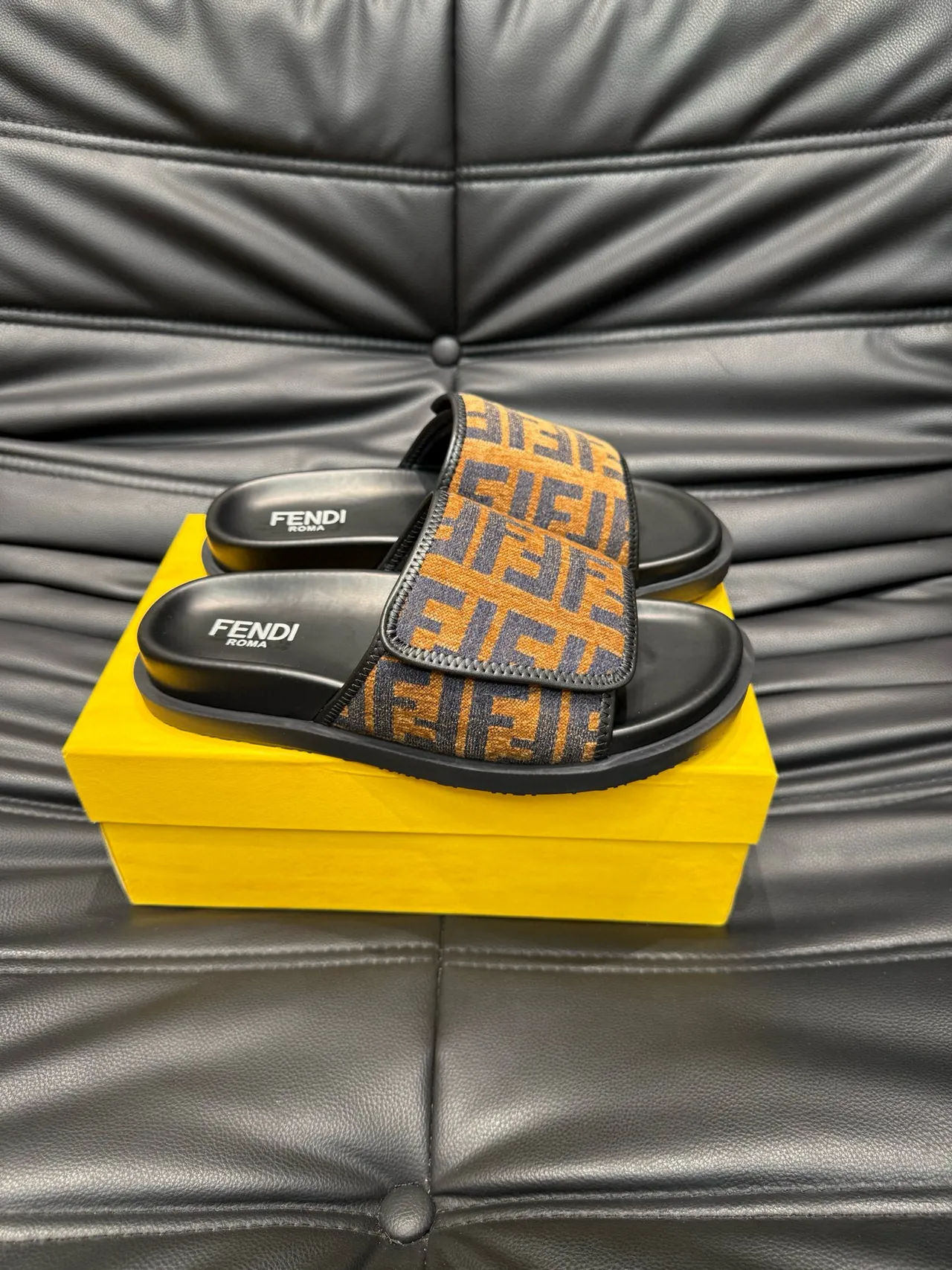Fendi FF Monograma Zapatilla Deslizante 4