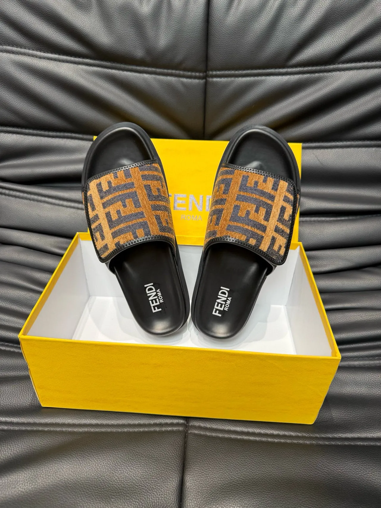 Fendi FF Monograma Zapatilla Deslizante 5