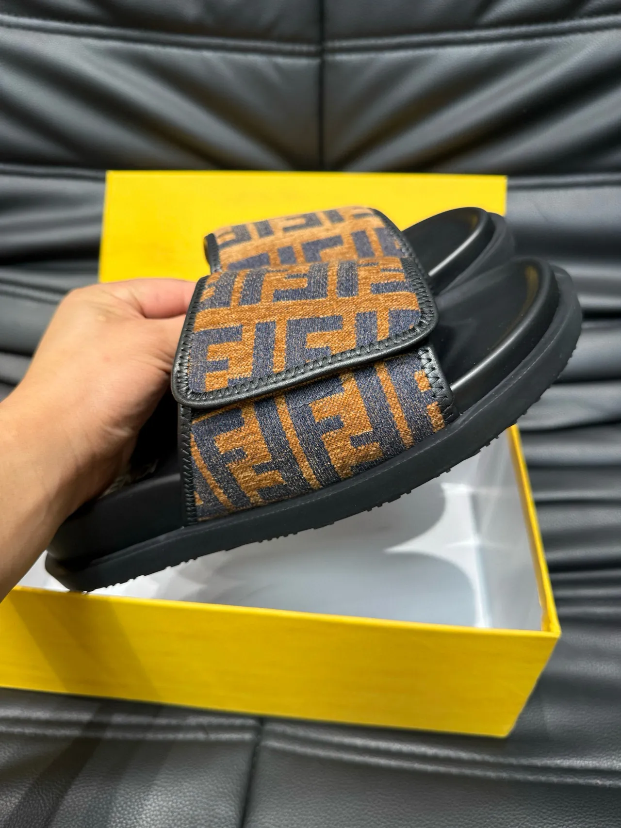 Fendi FF Monograma Zapatilla Deslizante 6