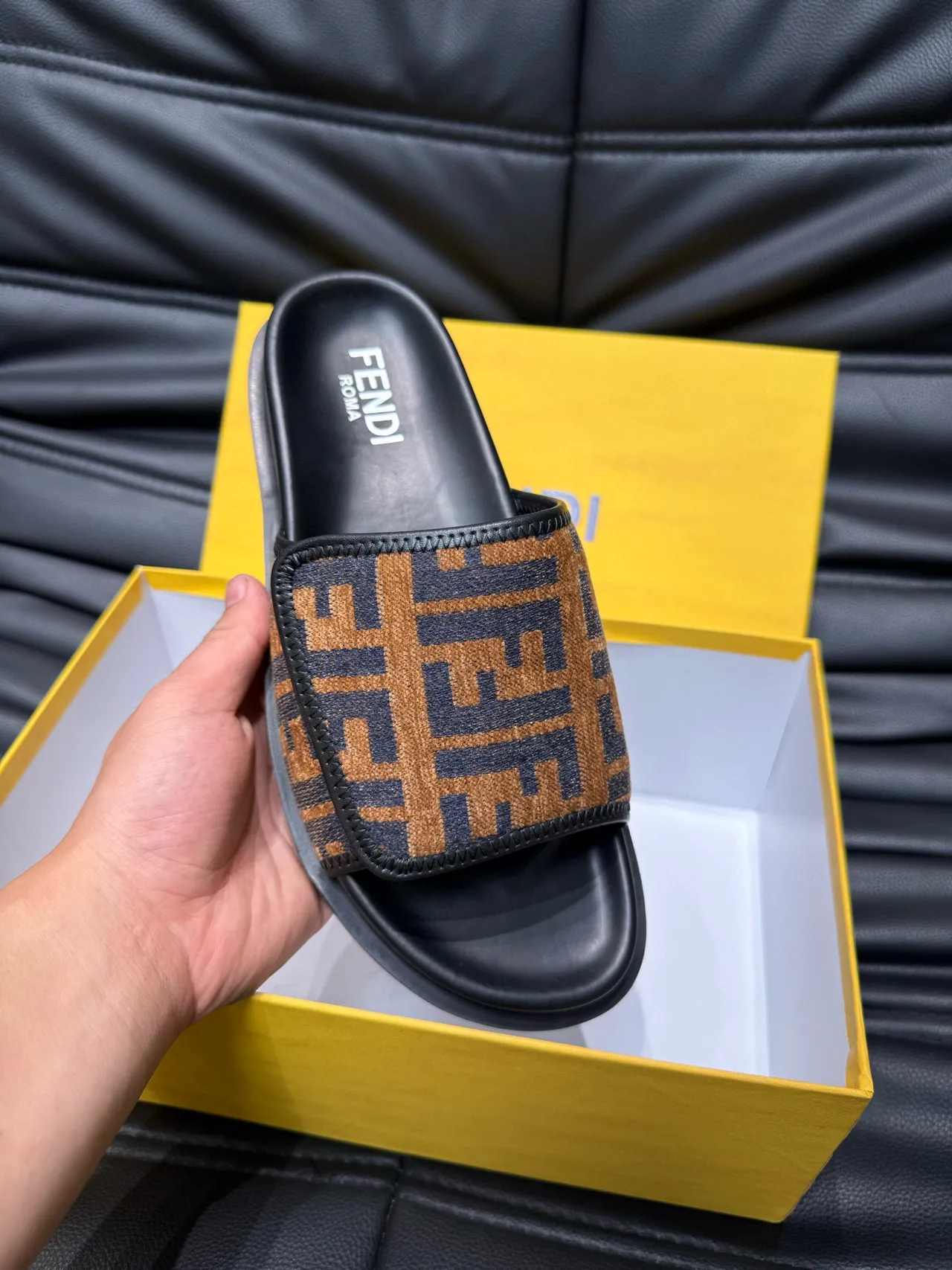 Fendi FF Monograma Zapatilla Deslizante 7