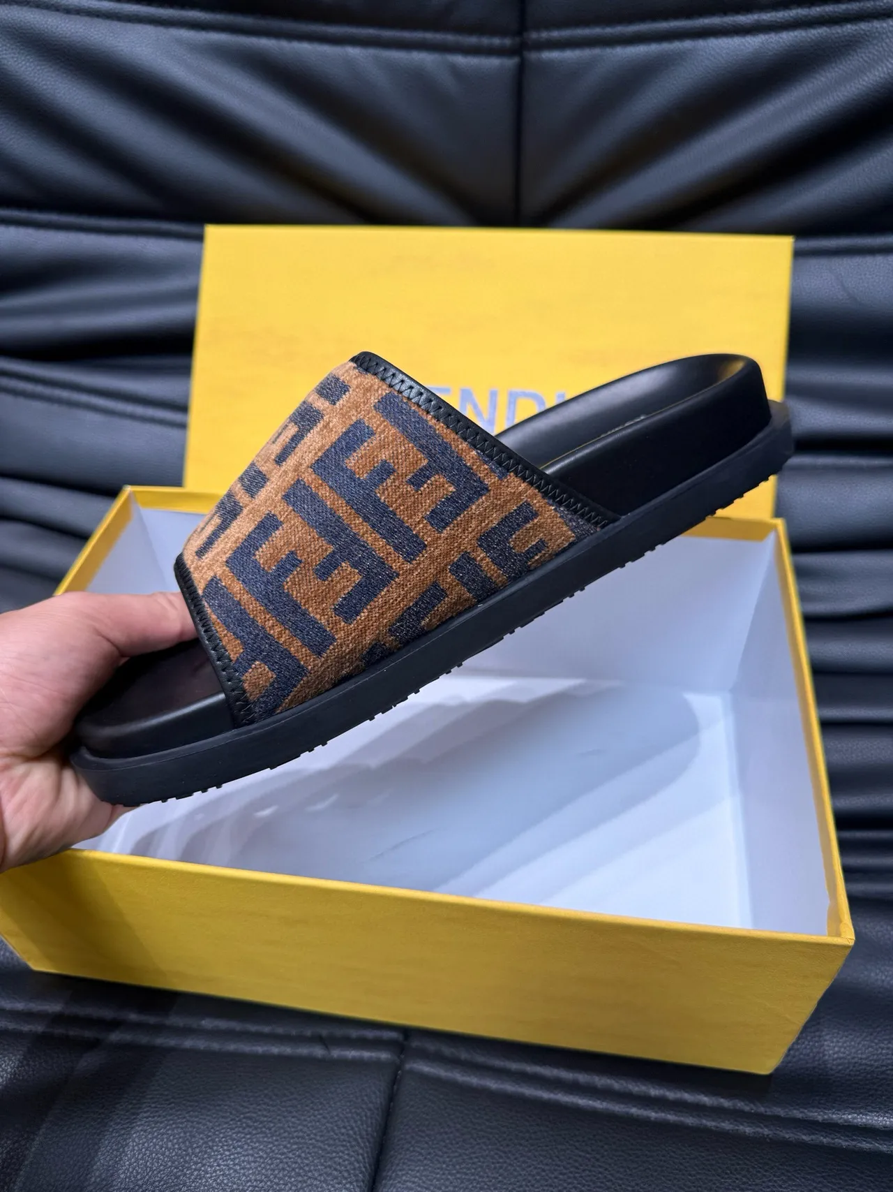 Fendi FF Monograma Zapatilla Deslizante 8