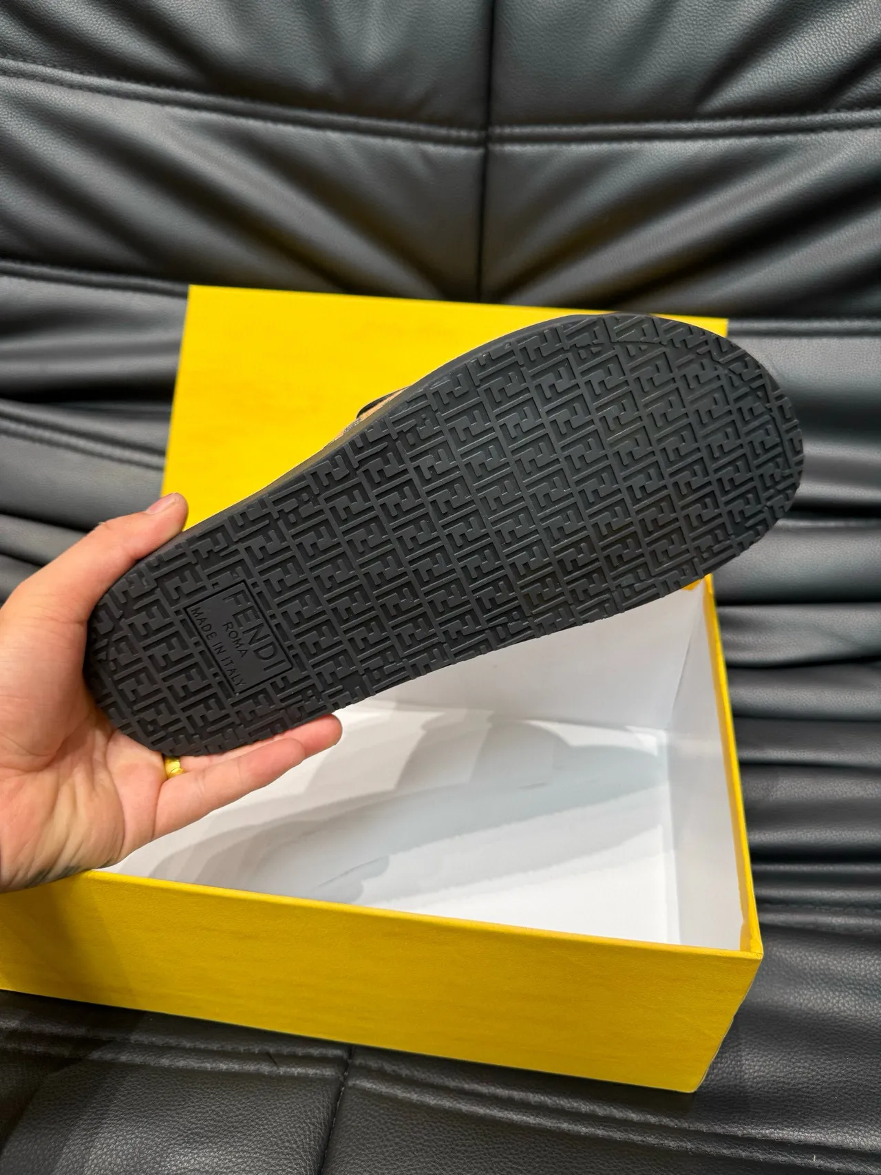 Fendi FF Monograma Zapatilla Deslizante 9