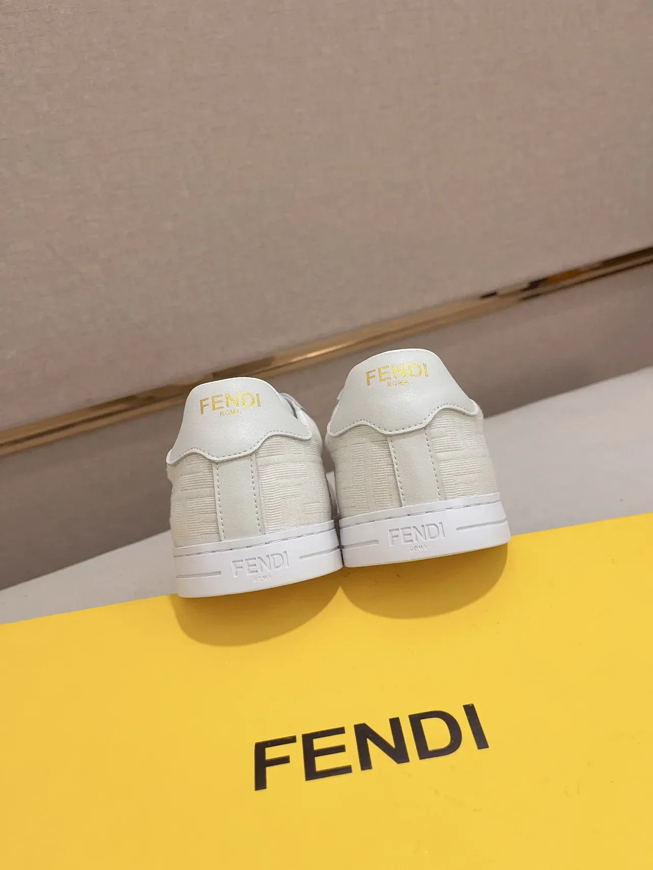 Fendi FF Monogram Sneakers Lifestyle Blanc et Gris 3