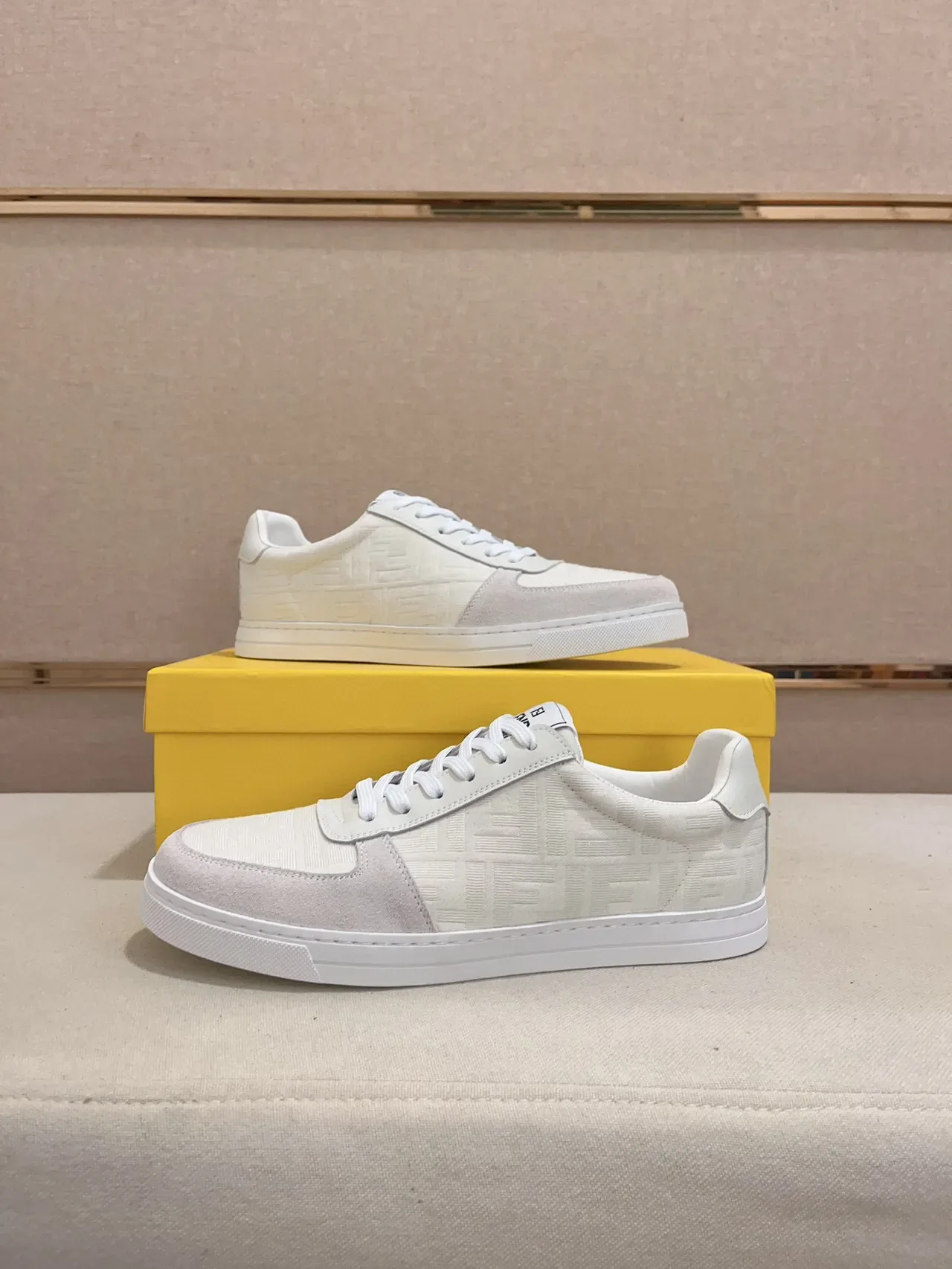 Fendi FF Monogram Sneakers Lifestyle Blanc et Gris 4
