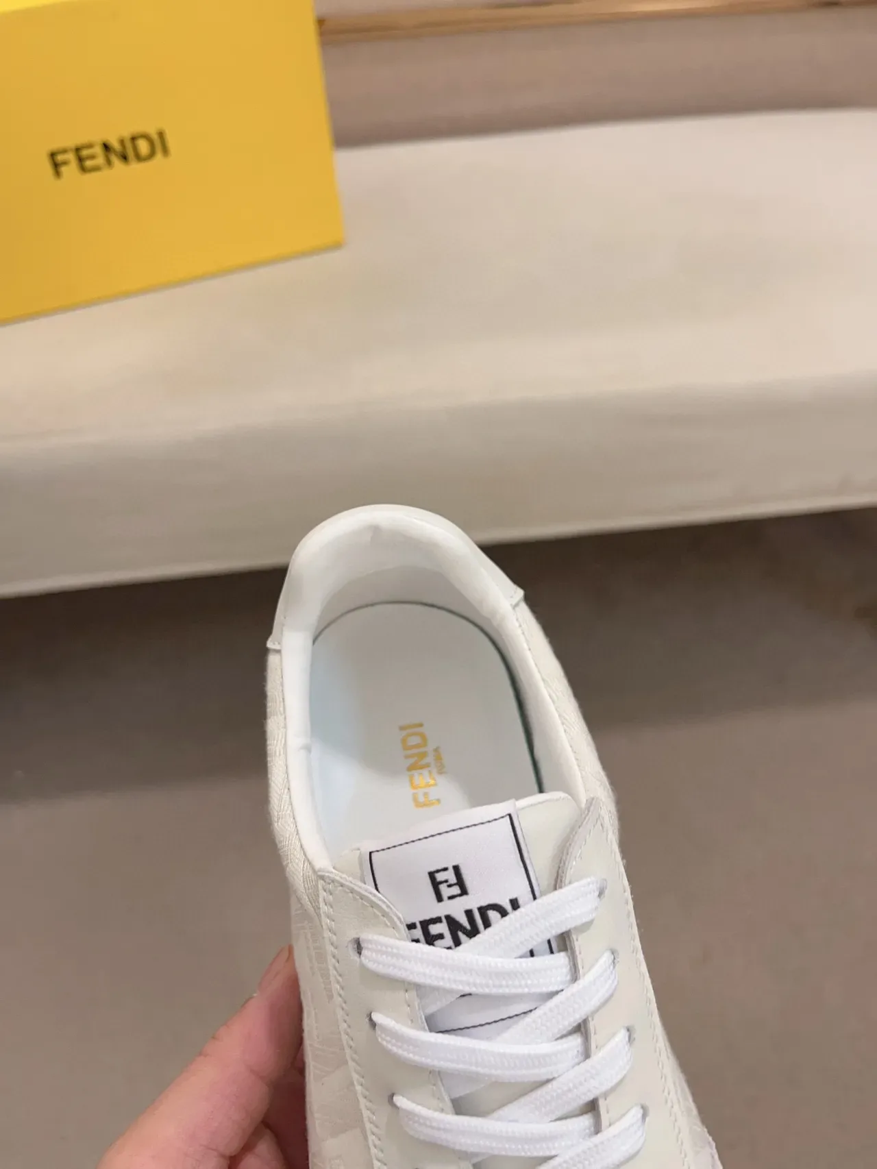 Fendi FF Monogram Sneakers Lifestyle Blanc et Gris 5