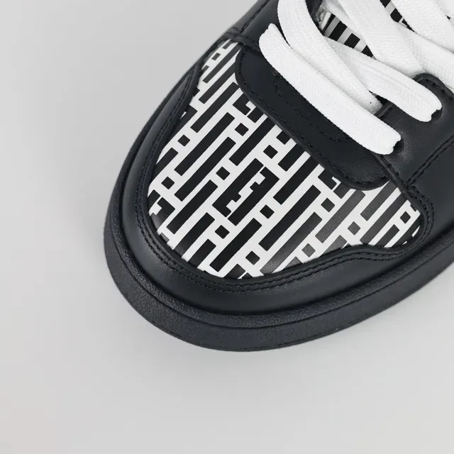 Fendi First Zapatillas Lifestyle Negras y Blancas de Cuero Monograma Geométrico con Recortes 5