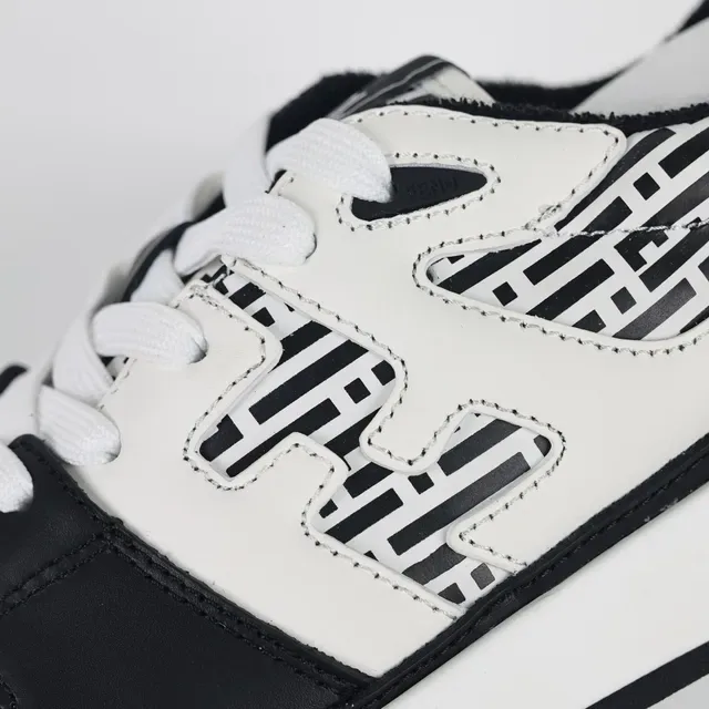 Fendi First Zapatillas Lifestyle Negras y Blancas de Cuero Monograma Geométrico con Recortes 6