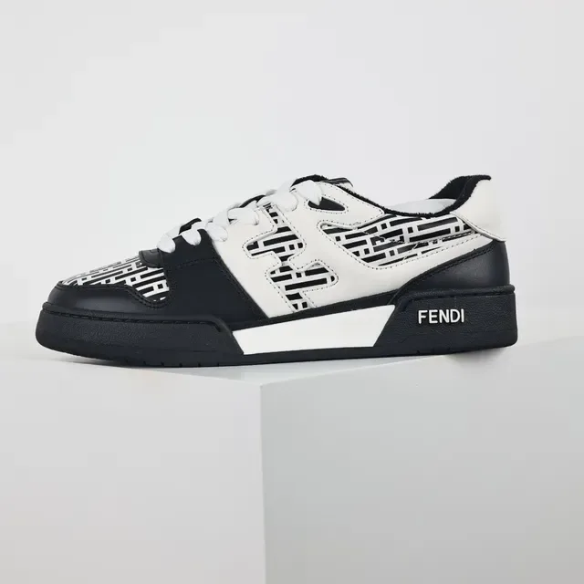 Fendi First Zapatillas Lifestyle Negras y Blancas de Cuero Monograma Geométrico con Recortes 9