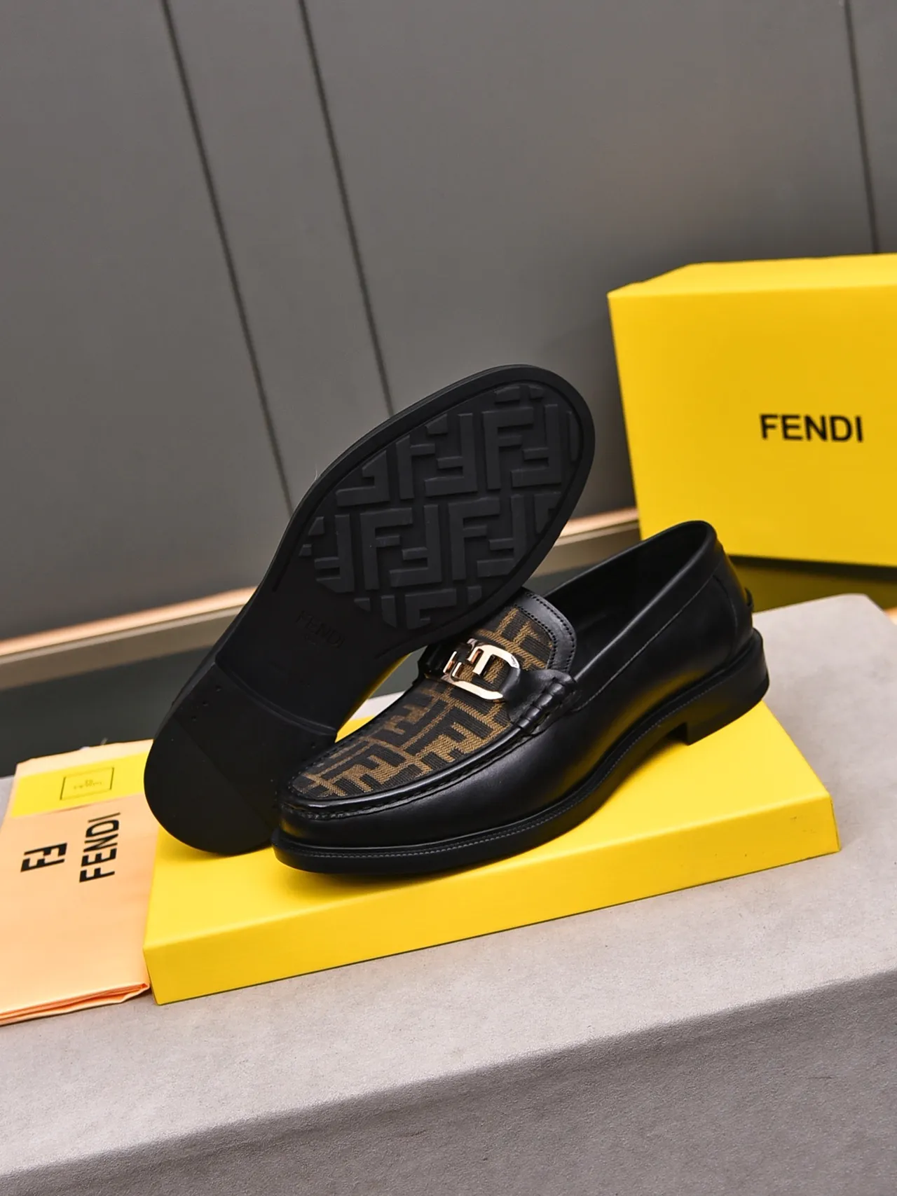 Fendi Horsebit কালো সোনালি চামড়া FF মনোগ্রাম ফ্যাব্রিক প্যানেল লুফার 2