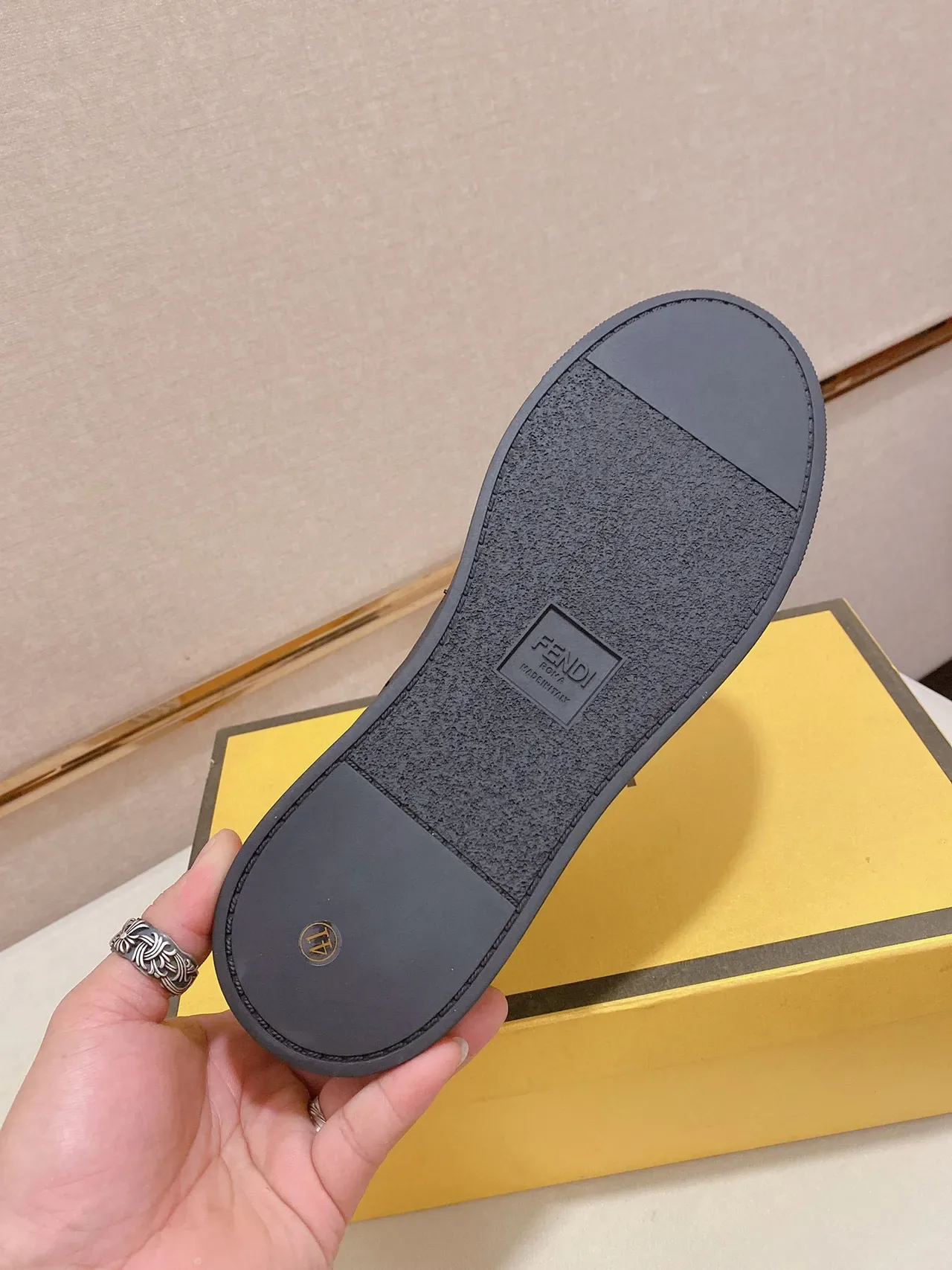 Fendi Mania Preto Monocromo Embossed FF Logo Sneakers Lifestyle 2