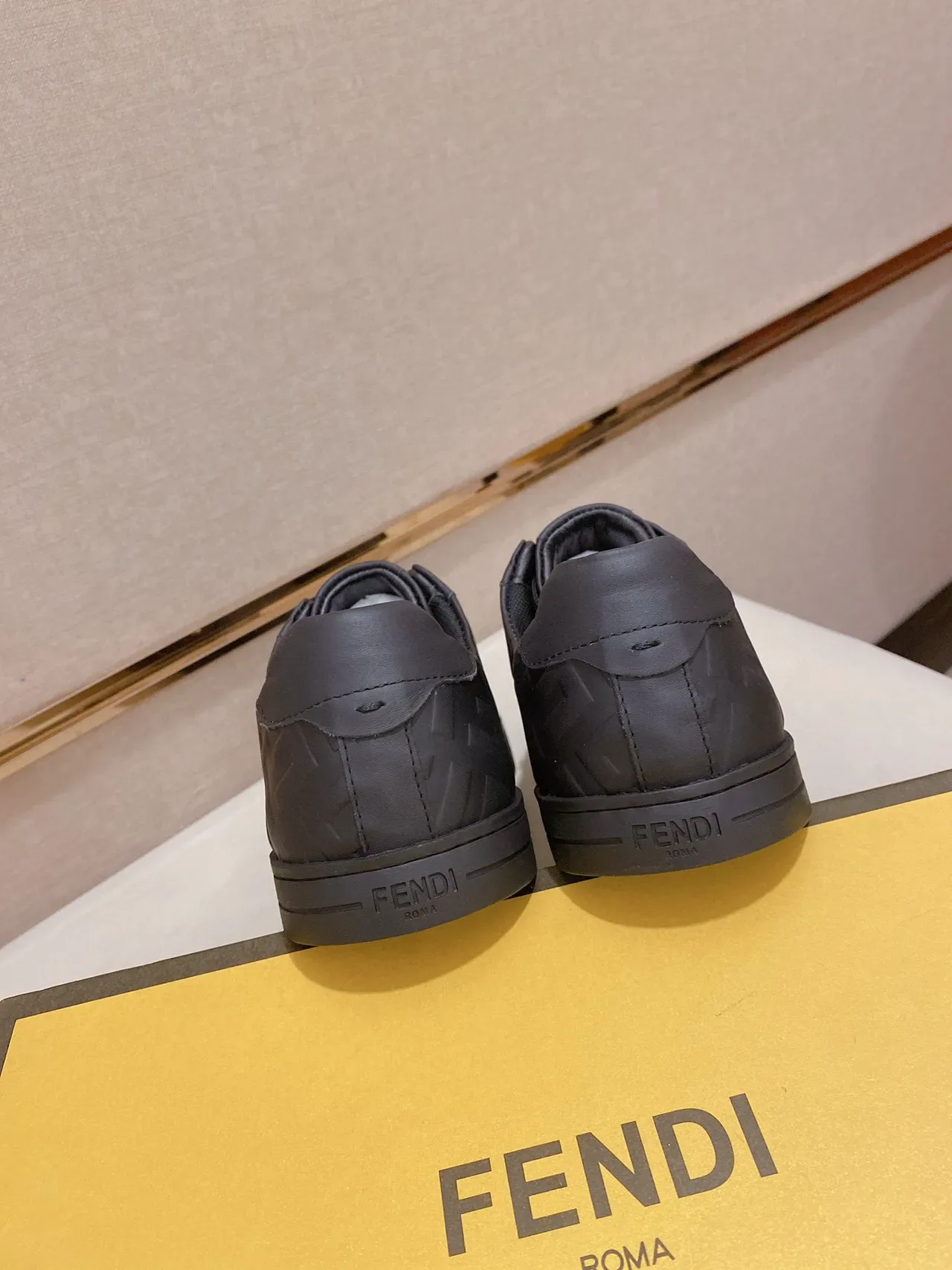 Fendi Mania Preto Monocromo Embossed FF Logo Sneakers Lifestyle 3