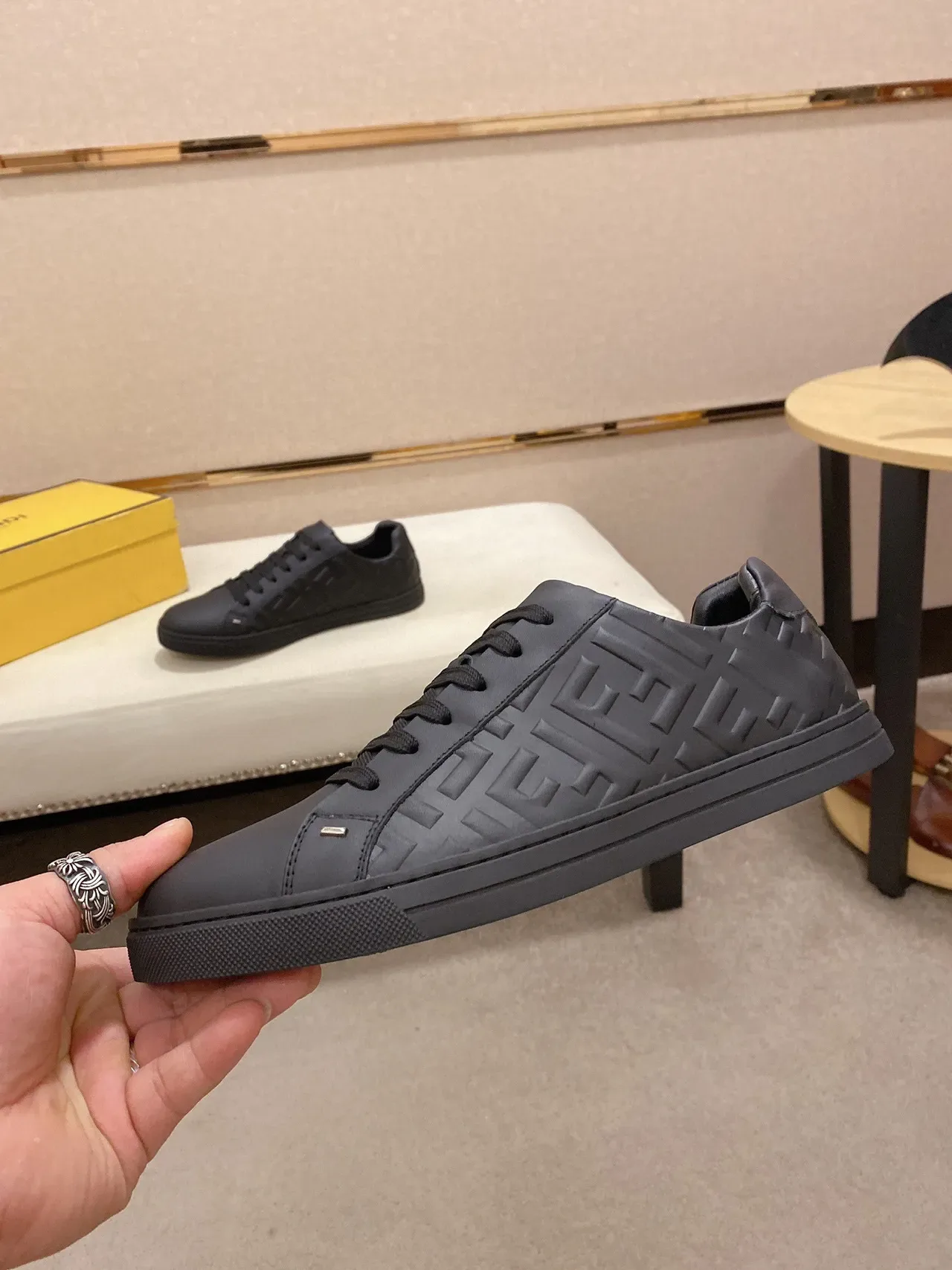 Fendi Mania Preto Monocromo Embossed FF Logo Sneakers Lifestyle 8