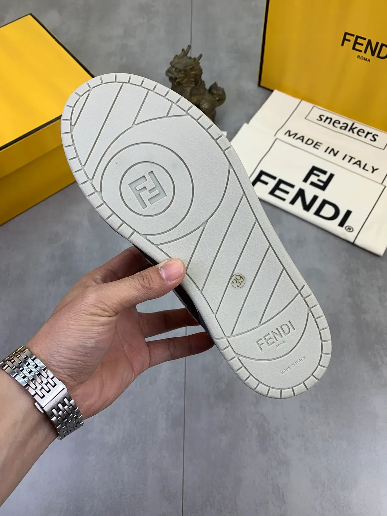 Fendi أبيض أسود حذاء رياضي من مواد مختلطة في الجزء العلوي مع إصبع مثقوب 2