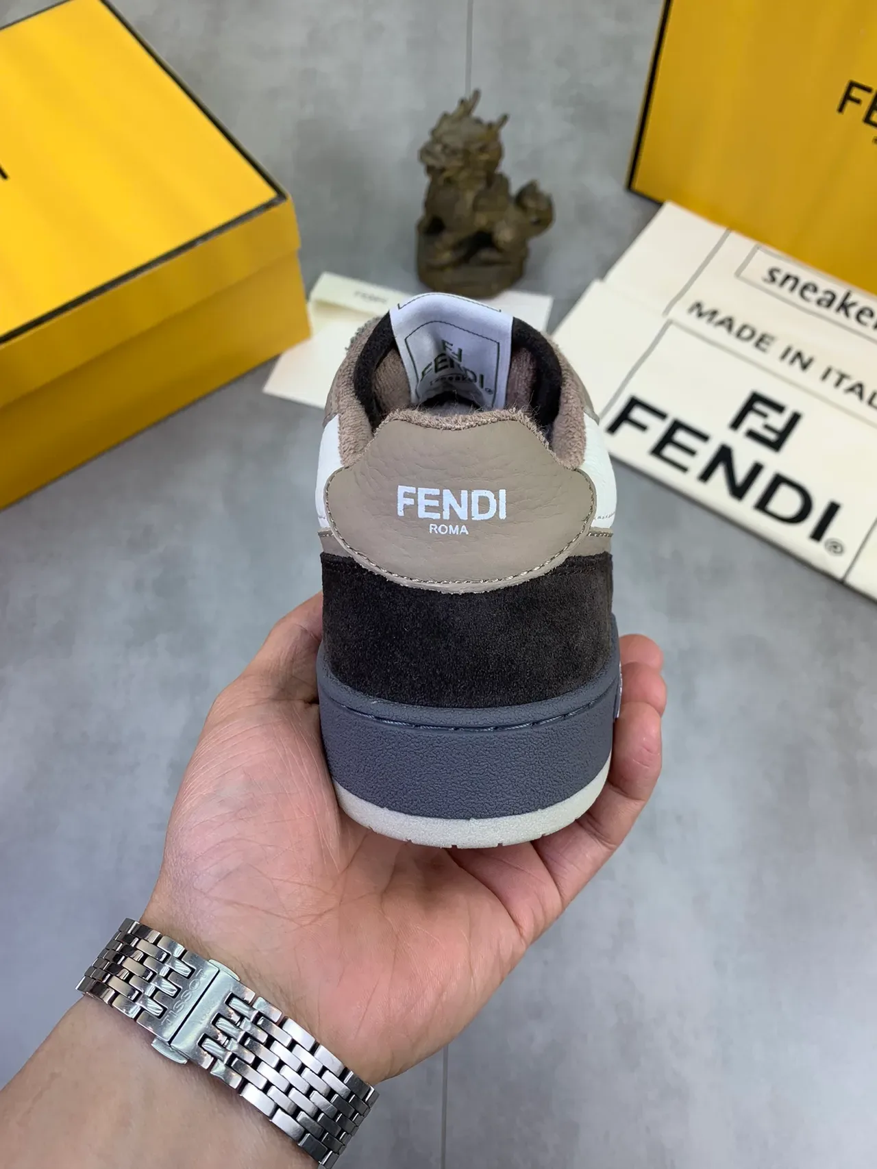 Fendi أبيض أسود حذاء رياضي من مواد مختلطة في الجزء العلوي مع إصبع مثقوب 3