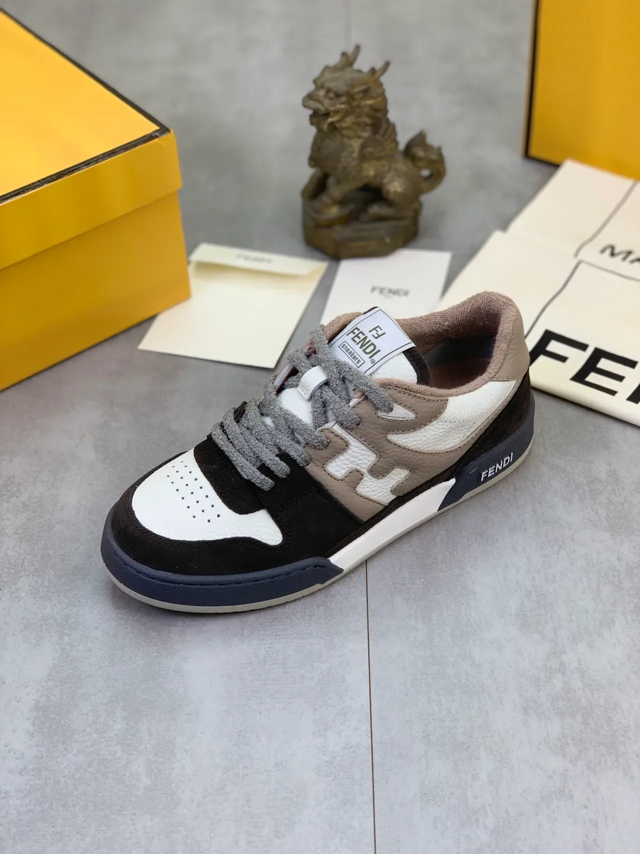 Fendi أبيض أسود حذاء رياضي من مواد مختلطة في الجزء العلوي مع إصبع مثقوب 4