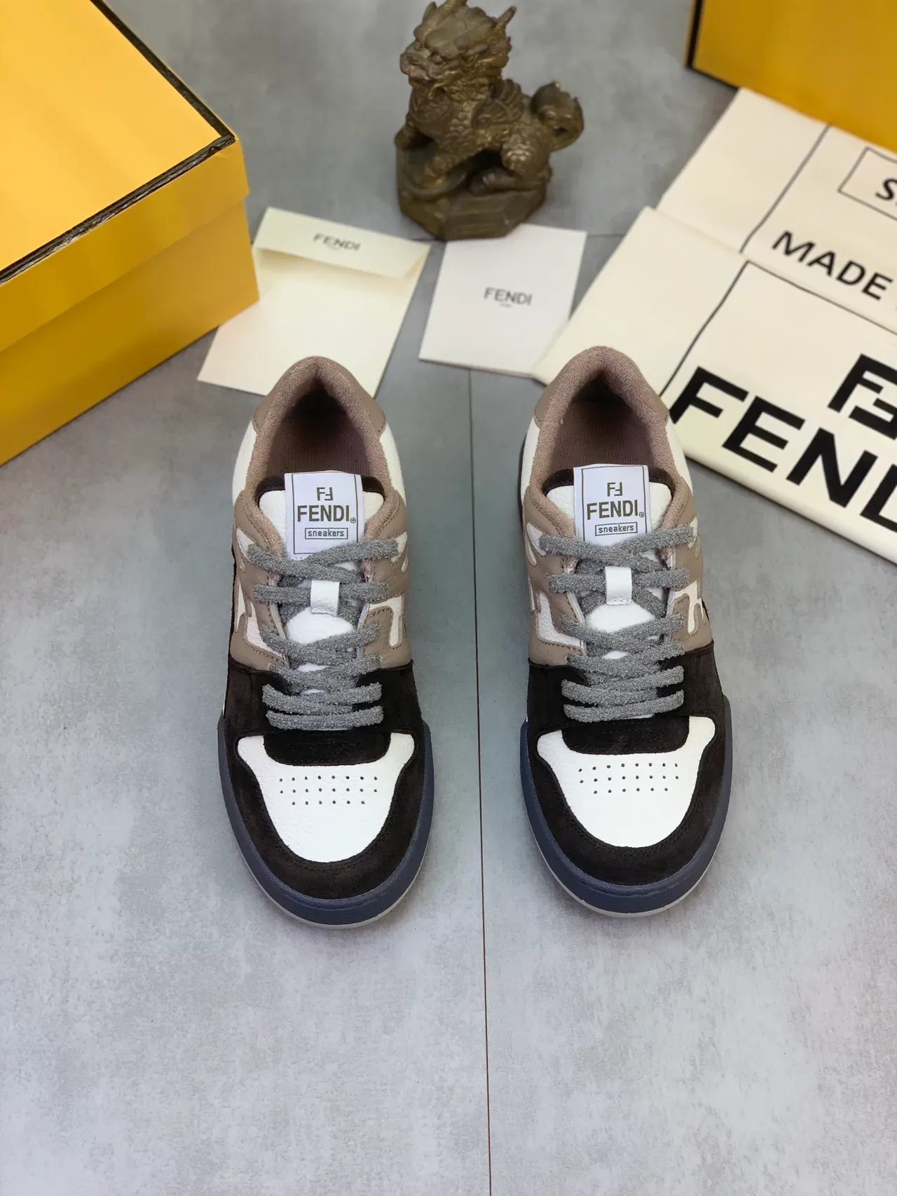 Fendi أبيض أسود حذاء رياضي من مواد مختلطة في الجزء العلوي مع إصبع مثقوب 5