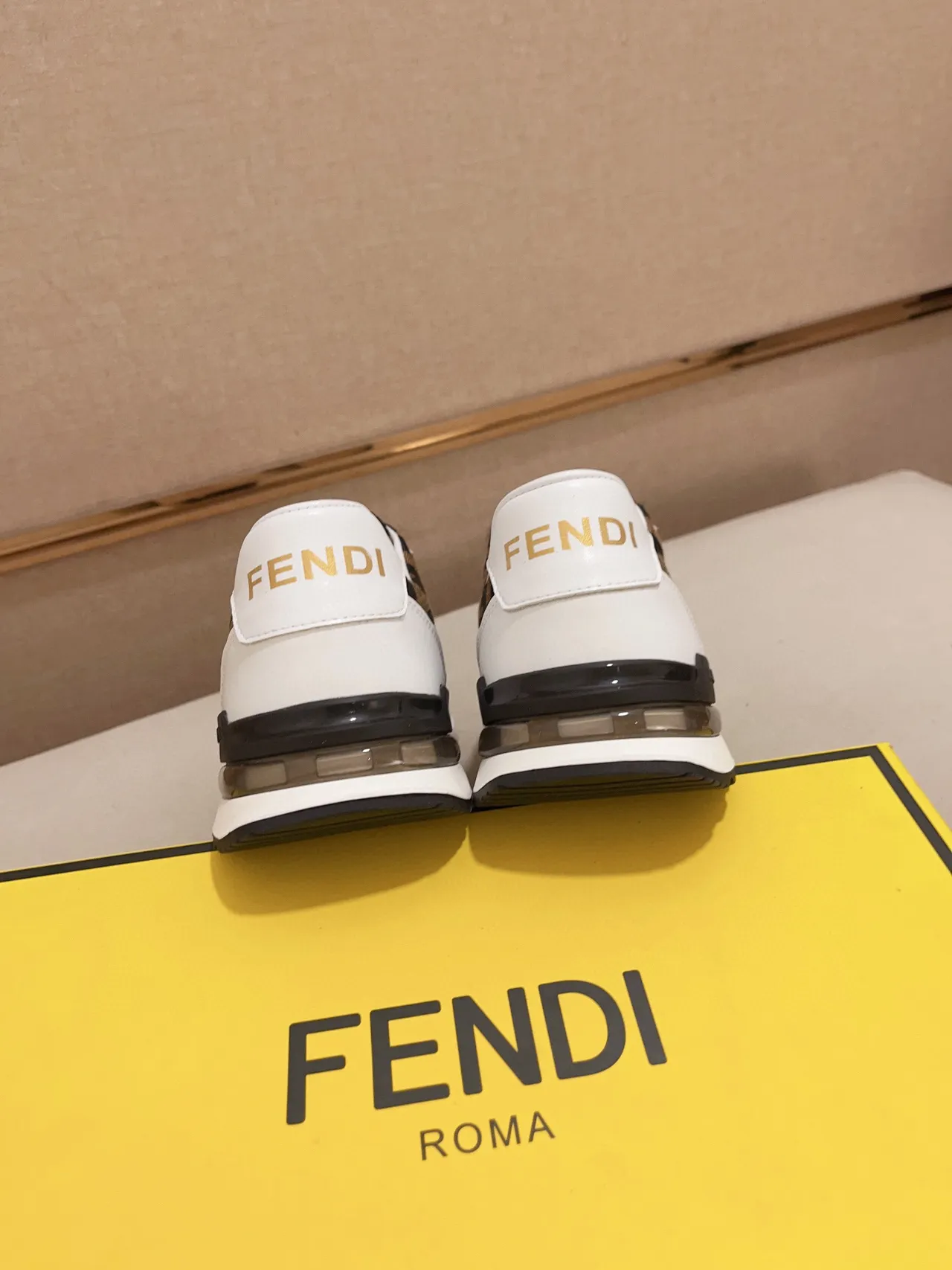 Fendi Tênis Lifestyle Branco e Marrom com Painéis Monogram 3