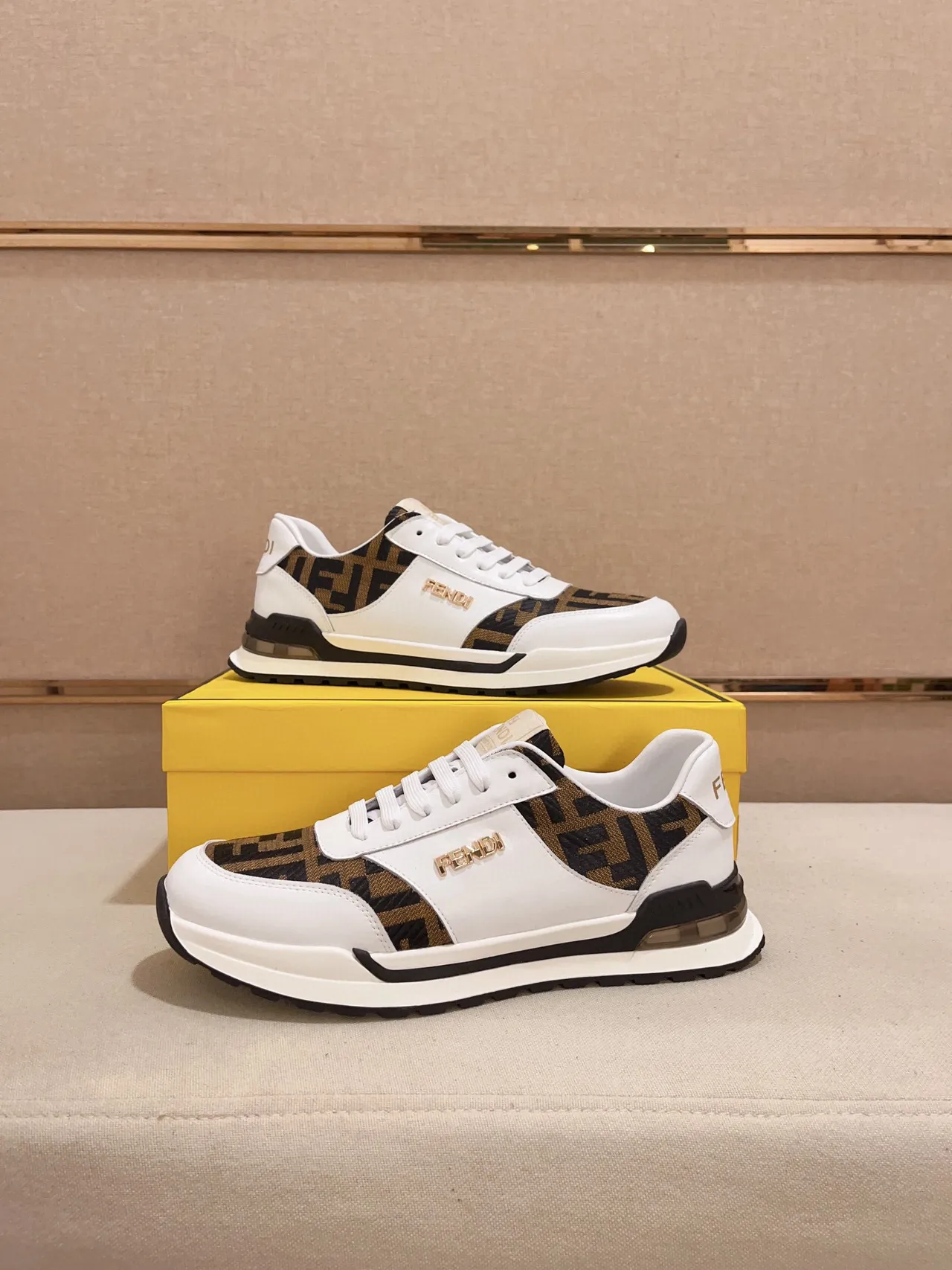 Fendi Tênis Lifestyle Branco e Marrom com Painéis Monogram 4