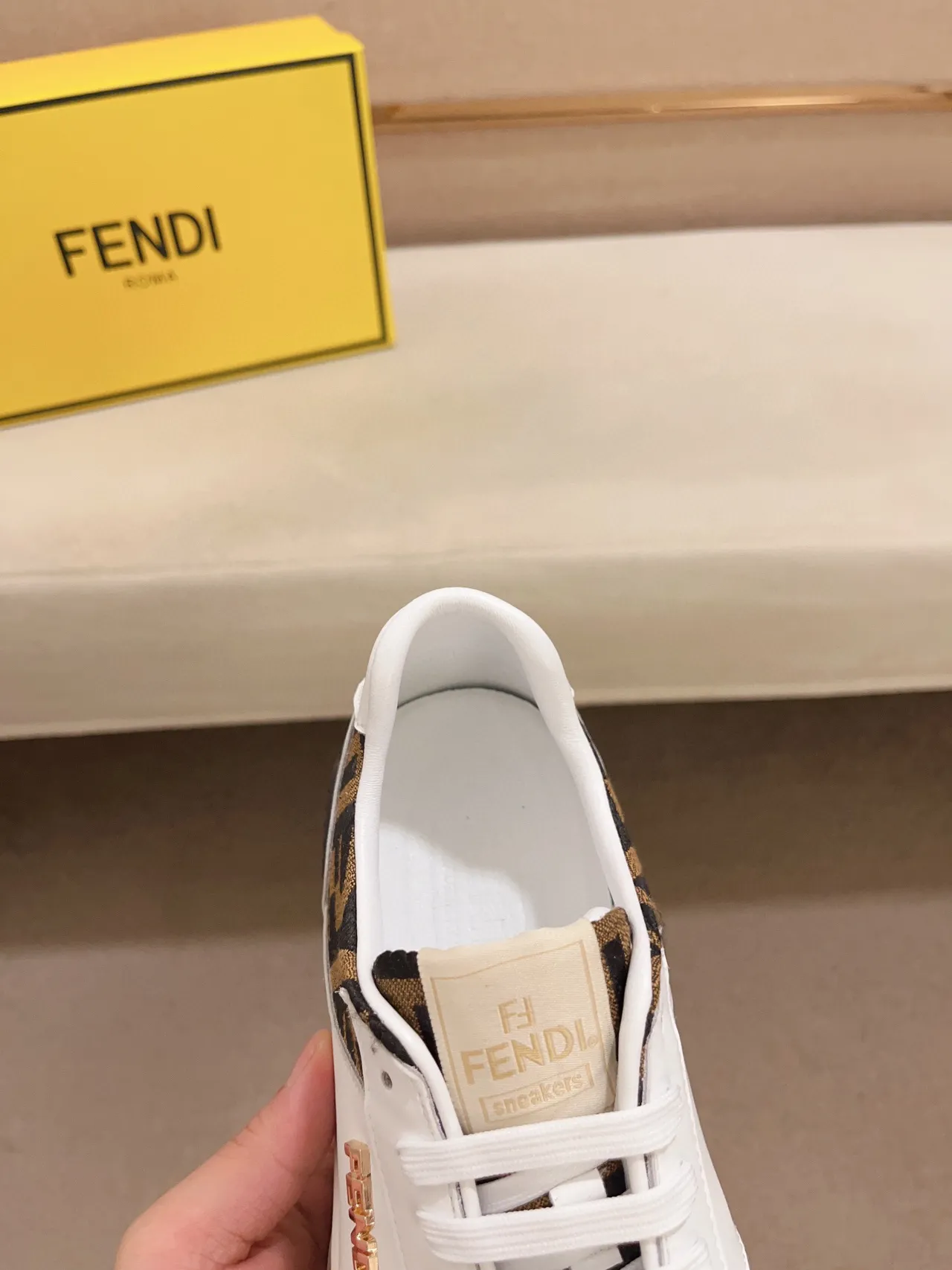 Fendi Tênis Lifestyle Branco e Marrom com Painéis Monogram 5
